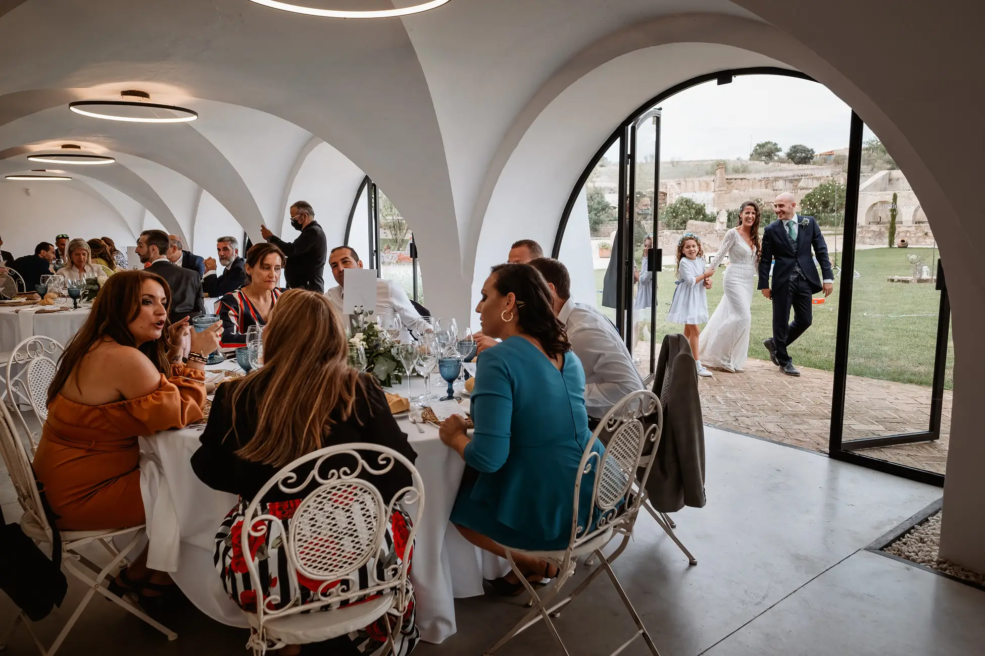 Invitados comen en el salón abovedado del Lavadero de Lanas