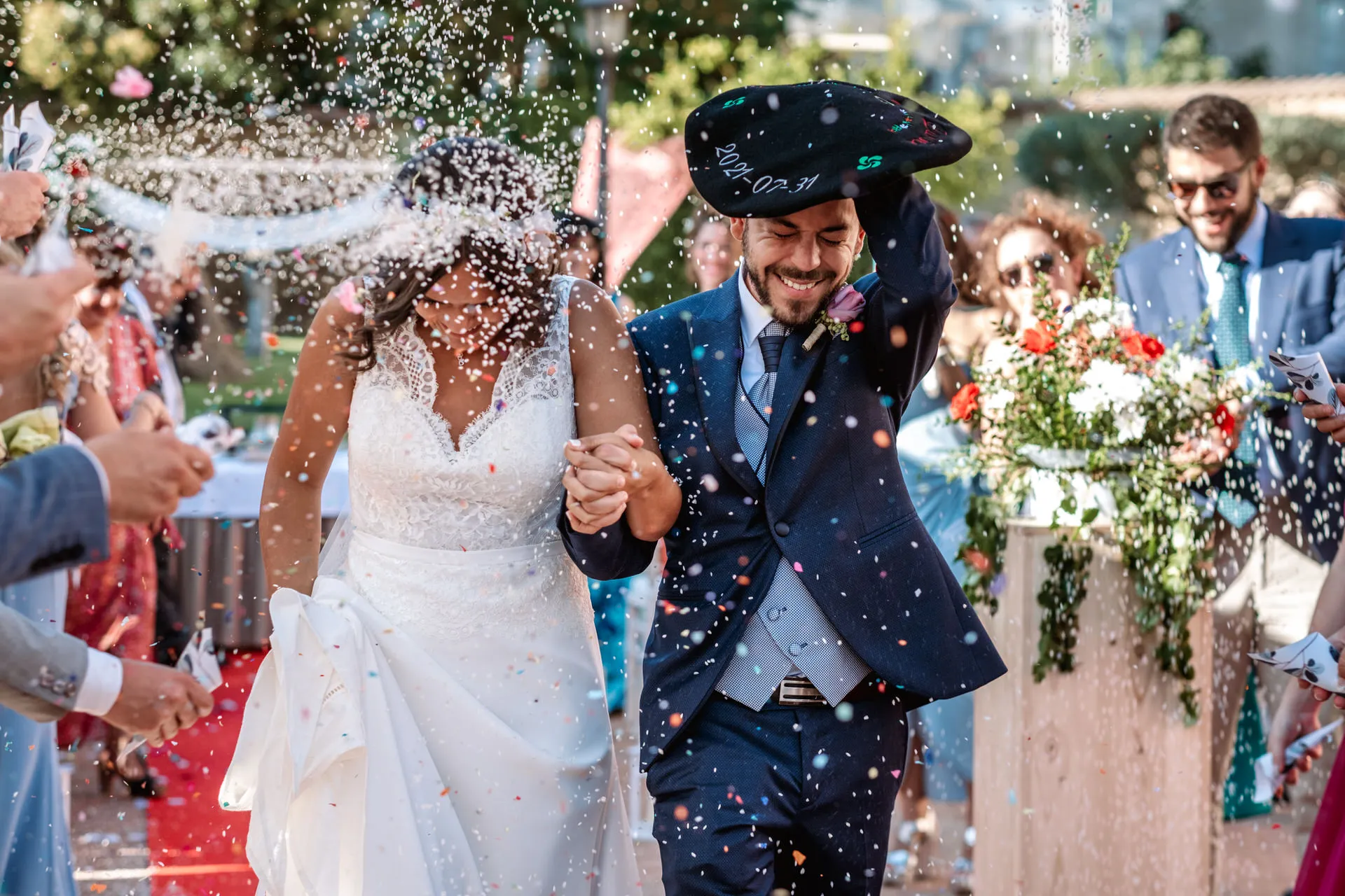 Los novios salen entre confeti tras la ceremonia