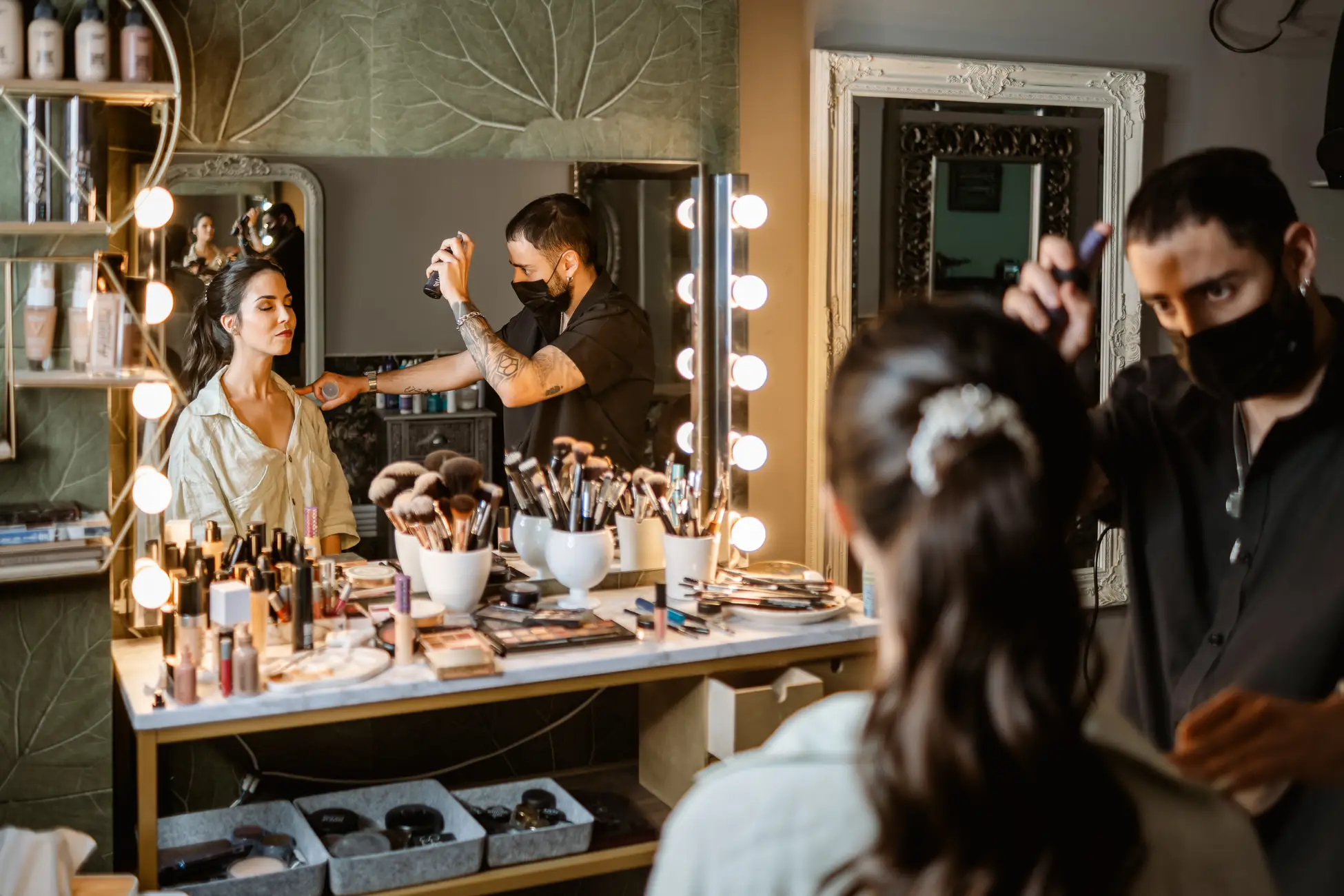 La novia en el tocador de maquillaje con el maquillador, en Mérida