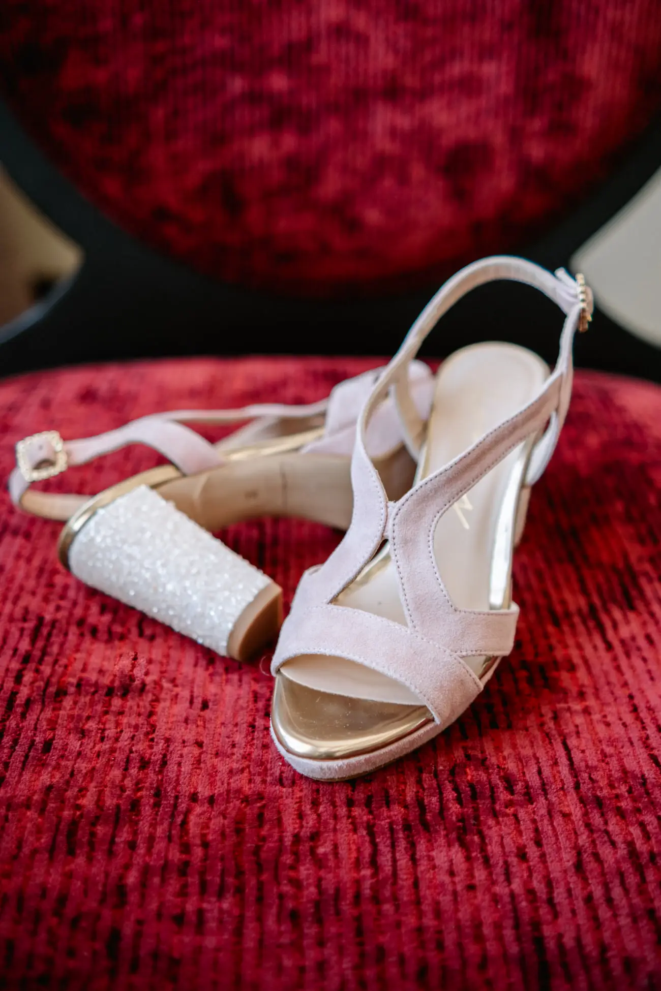Los zapatos de la novia sobre un sillón de terciopelo rojo, en Mérida