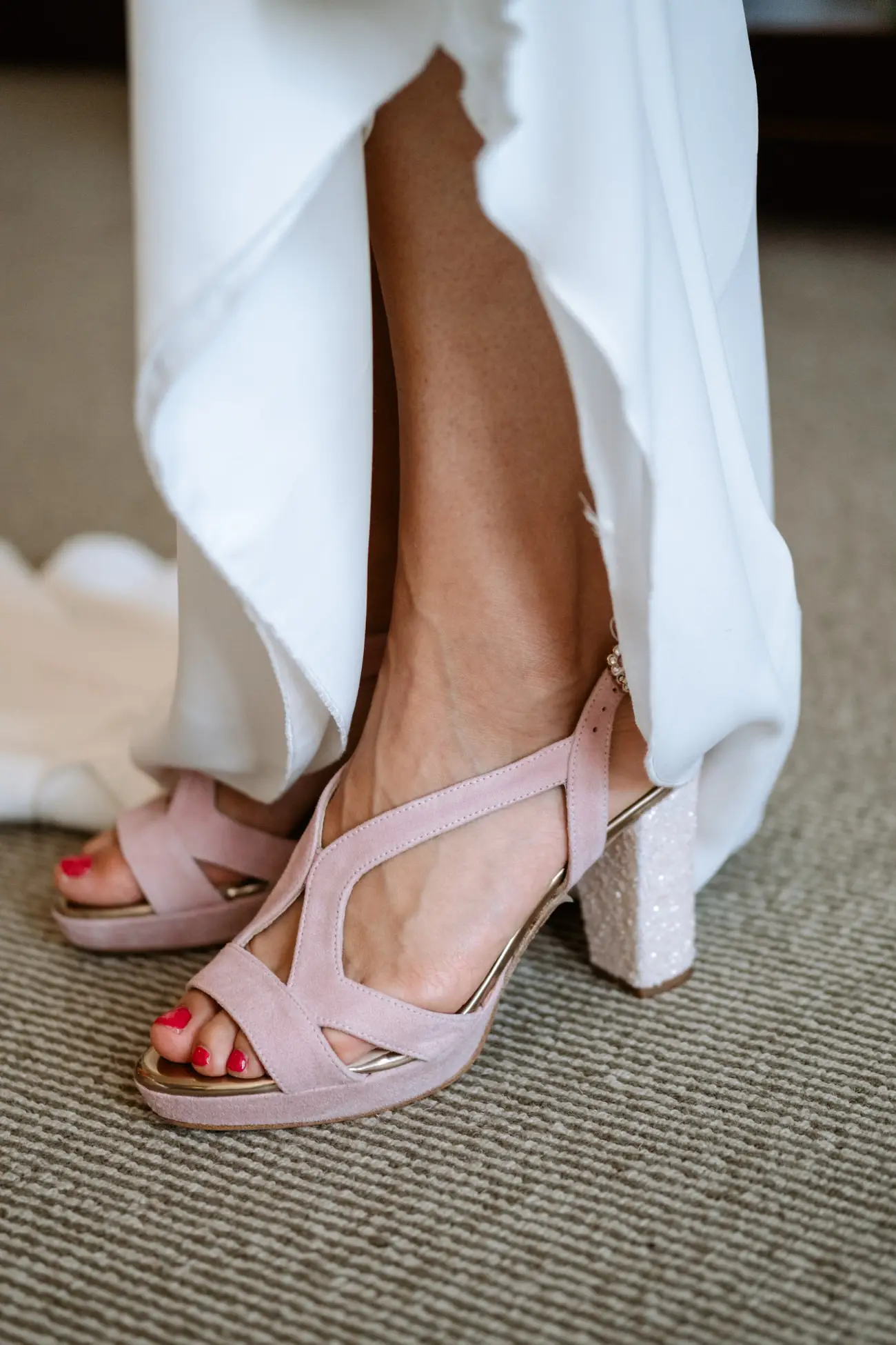 Los zapatos rosas de la novia bajo el vestido, en Mérida
