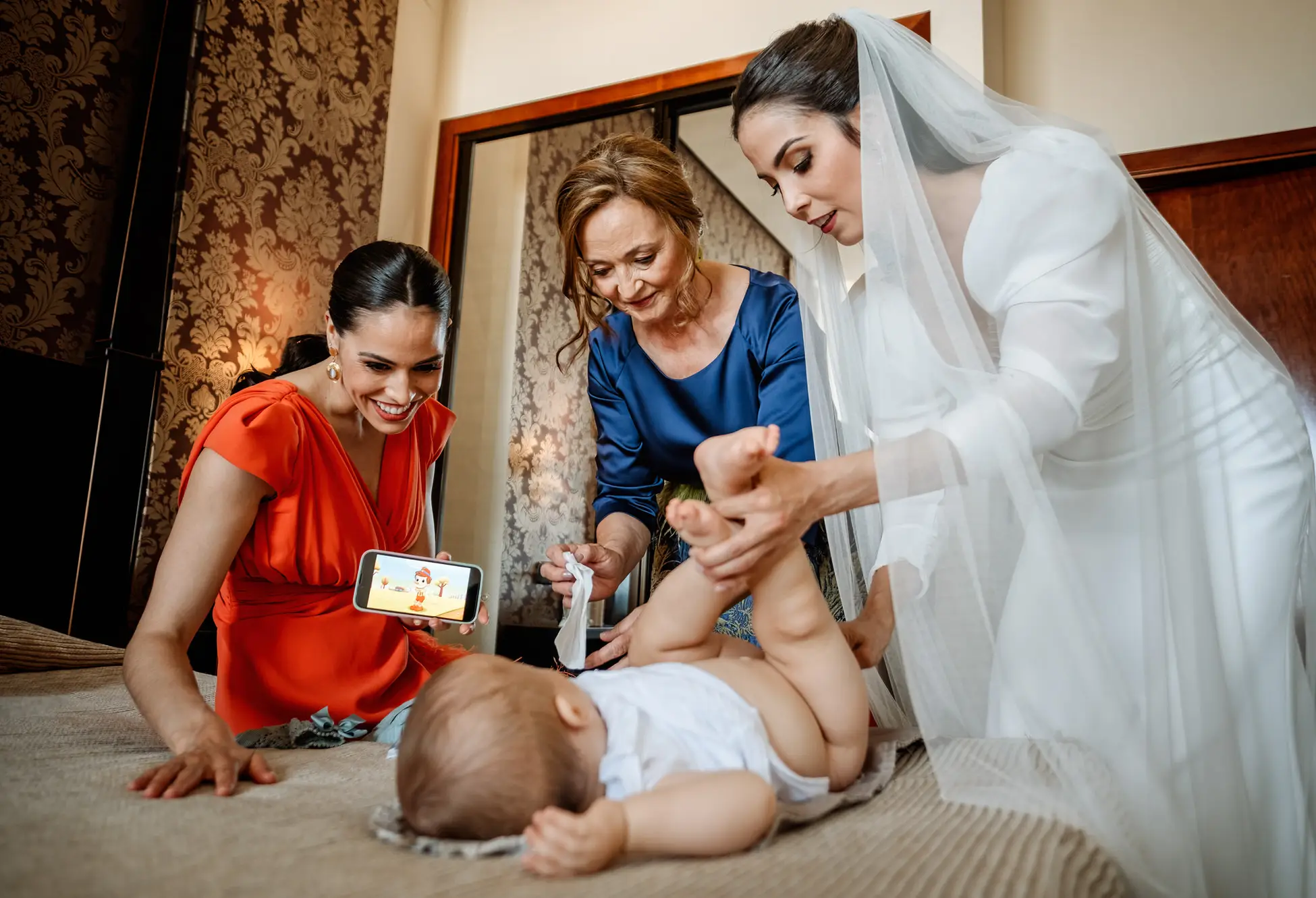 La novia, ya vestida, juega con su sobrino en la cama, en Mérida