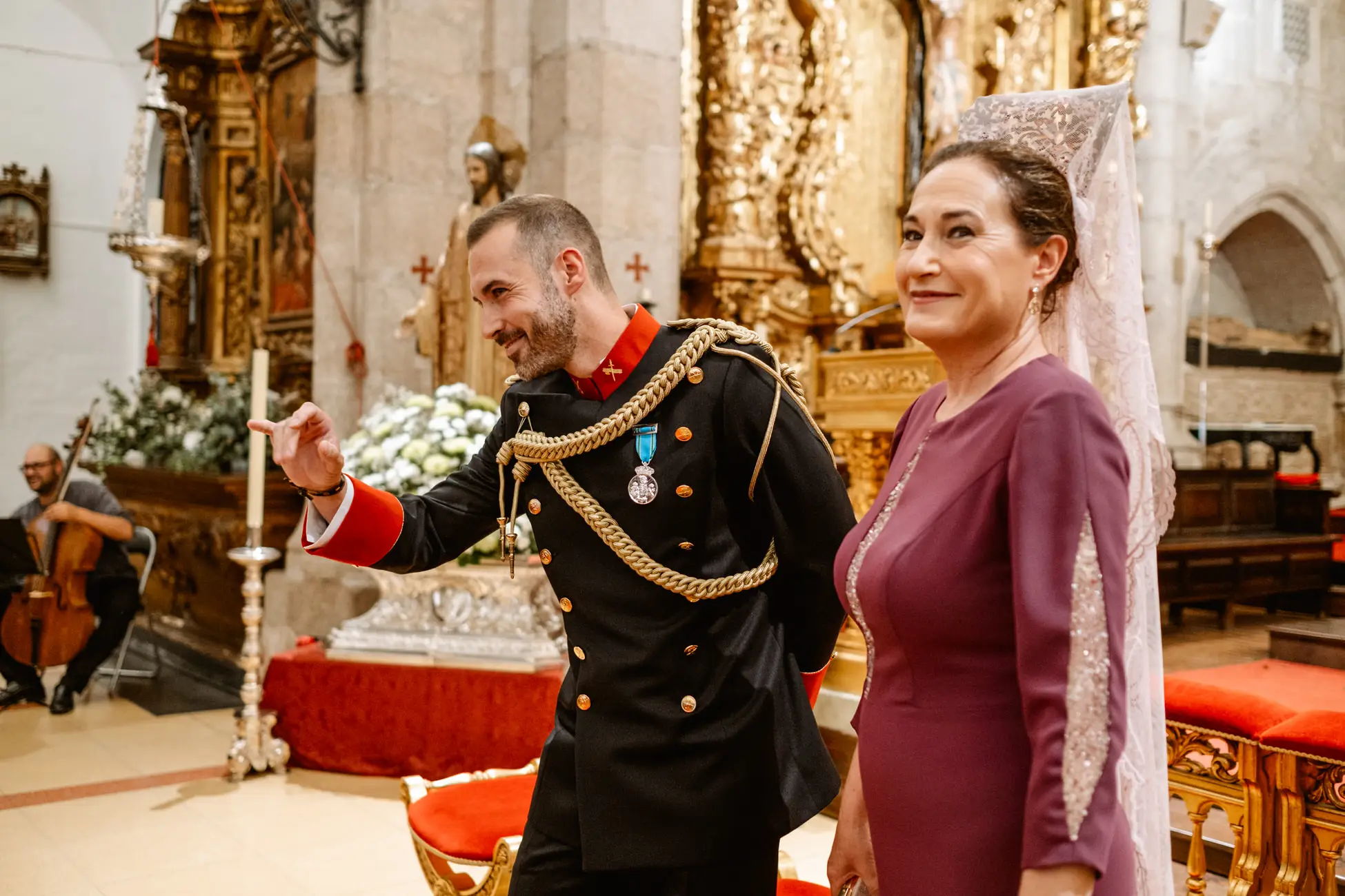 El novio saluda junto al altar dorado de la iglesia, en Mérida
