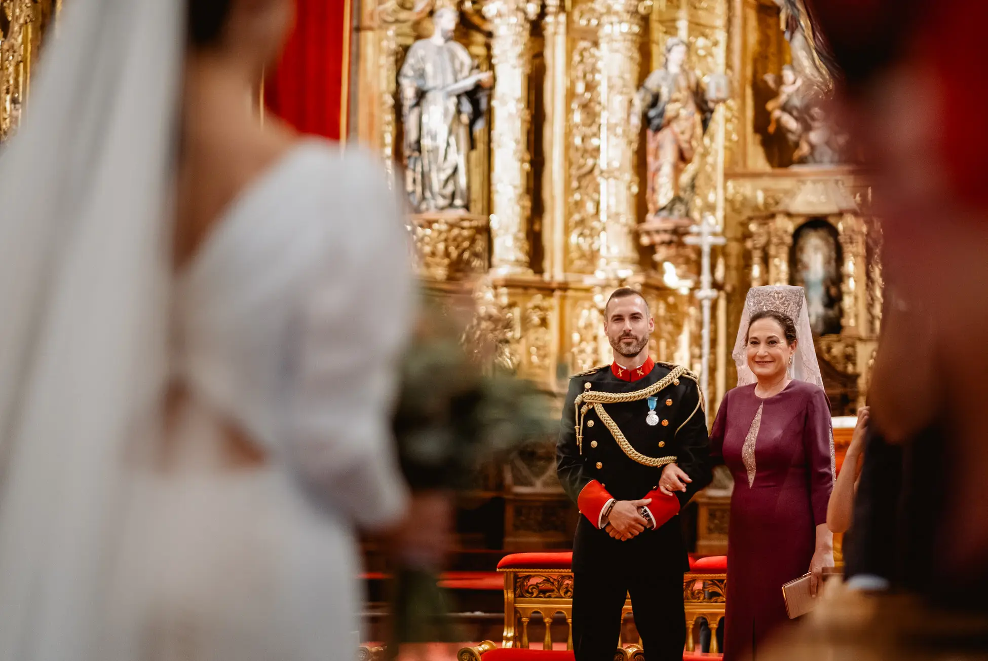 El novio y la madrina esperan en el altar, en Mérida