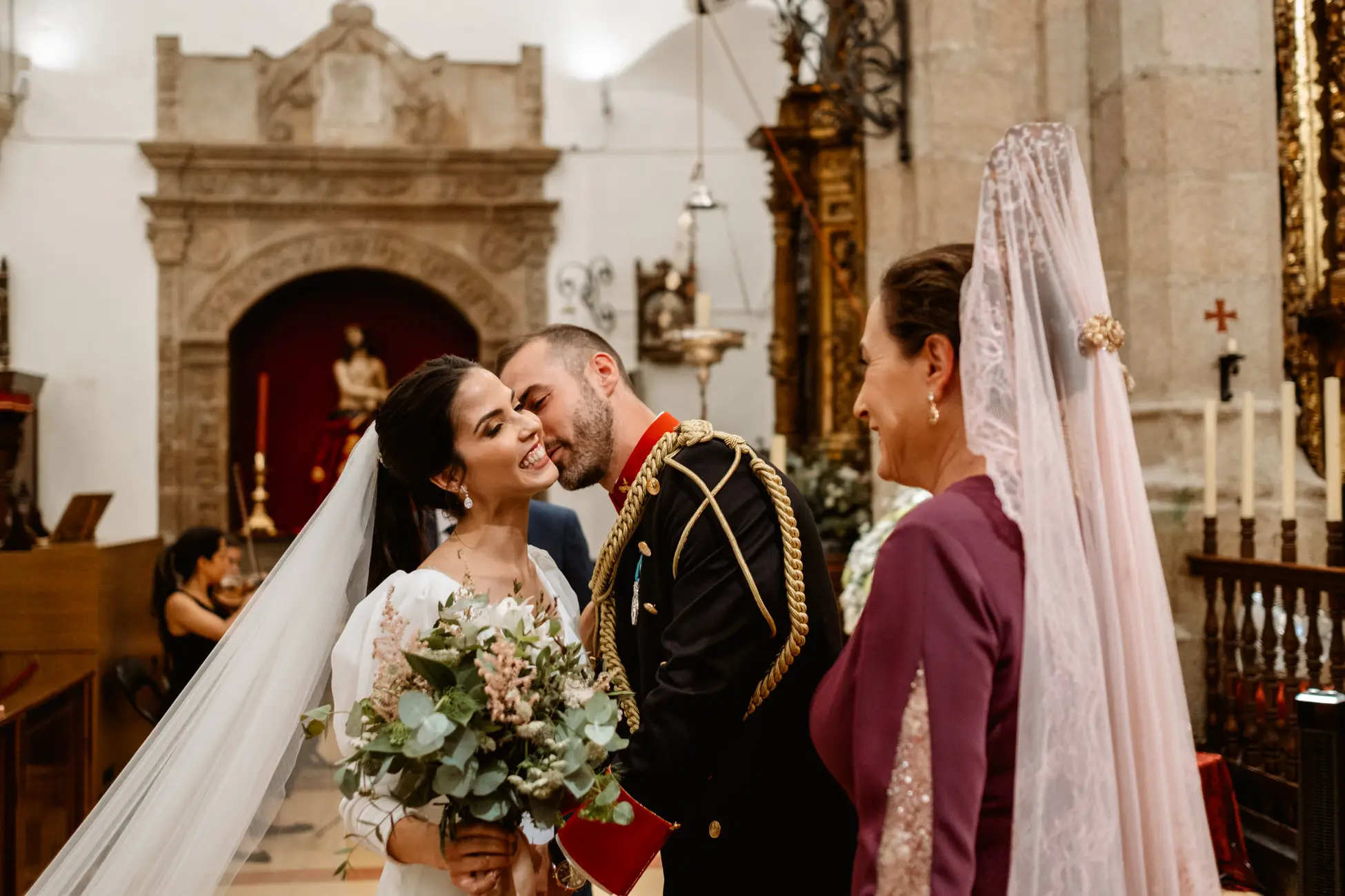 El novio saluda a la novia en el altar, en Mérida