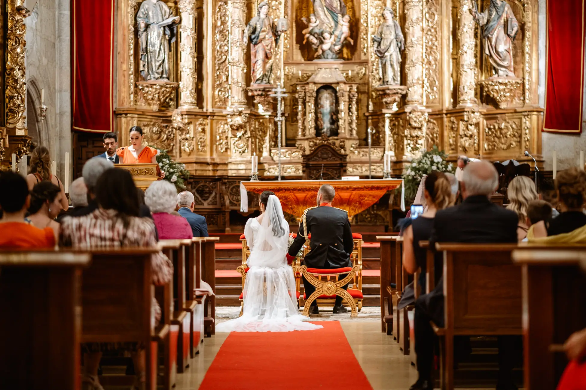 Los novios ante el retablo dorado durante la ceremonia, en Mérida