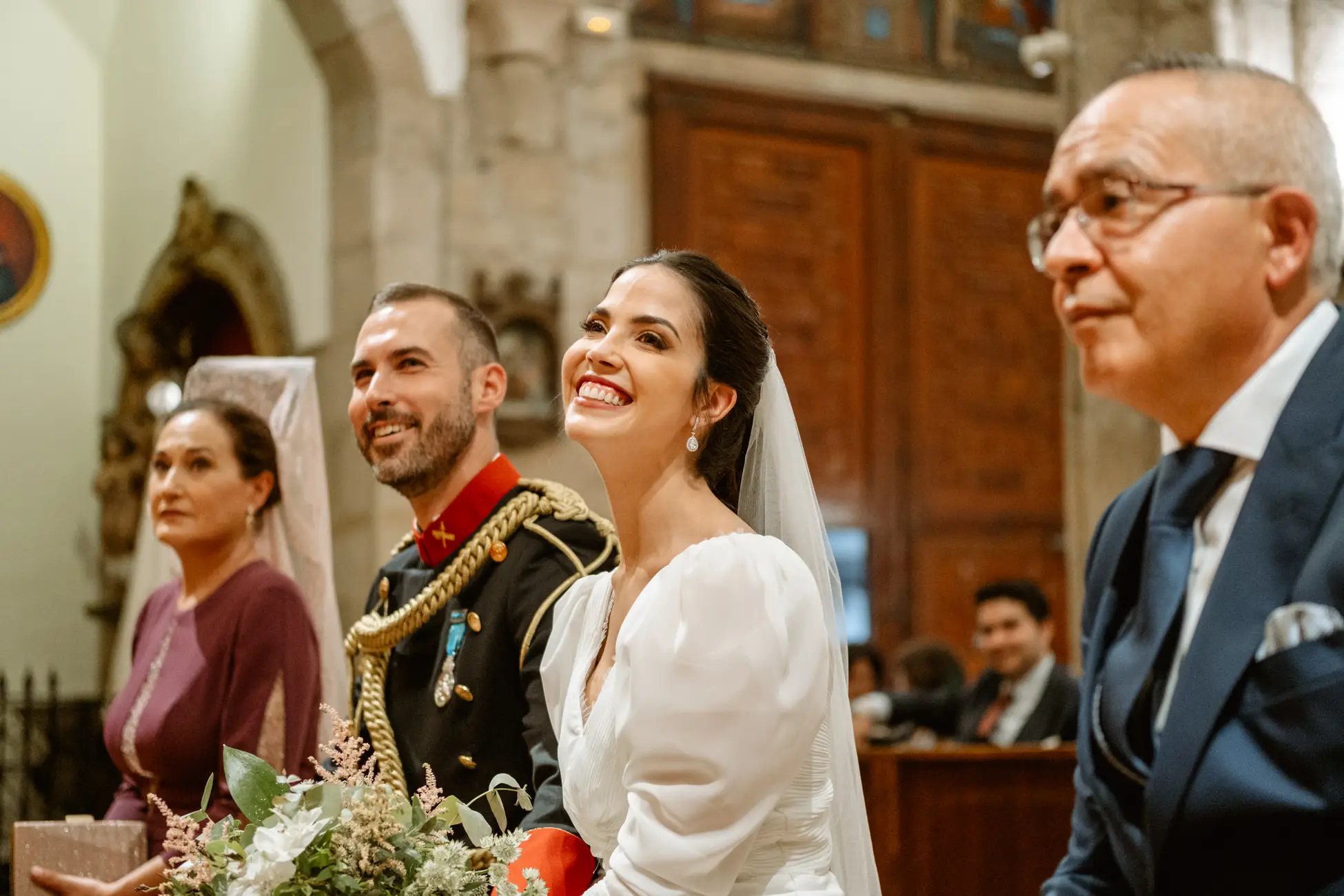 Los novios sonríen sentados en el altar con los padrinos, en Mérida
