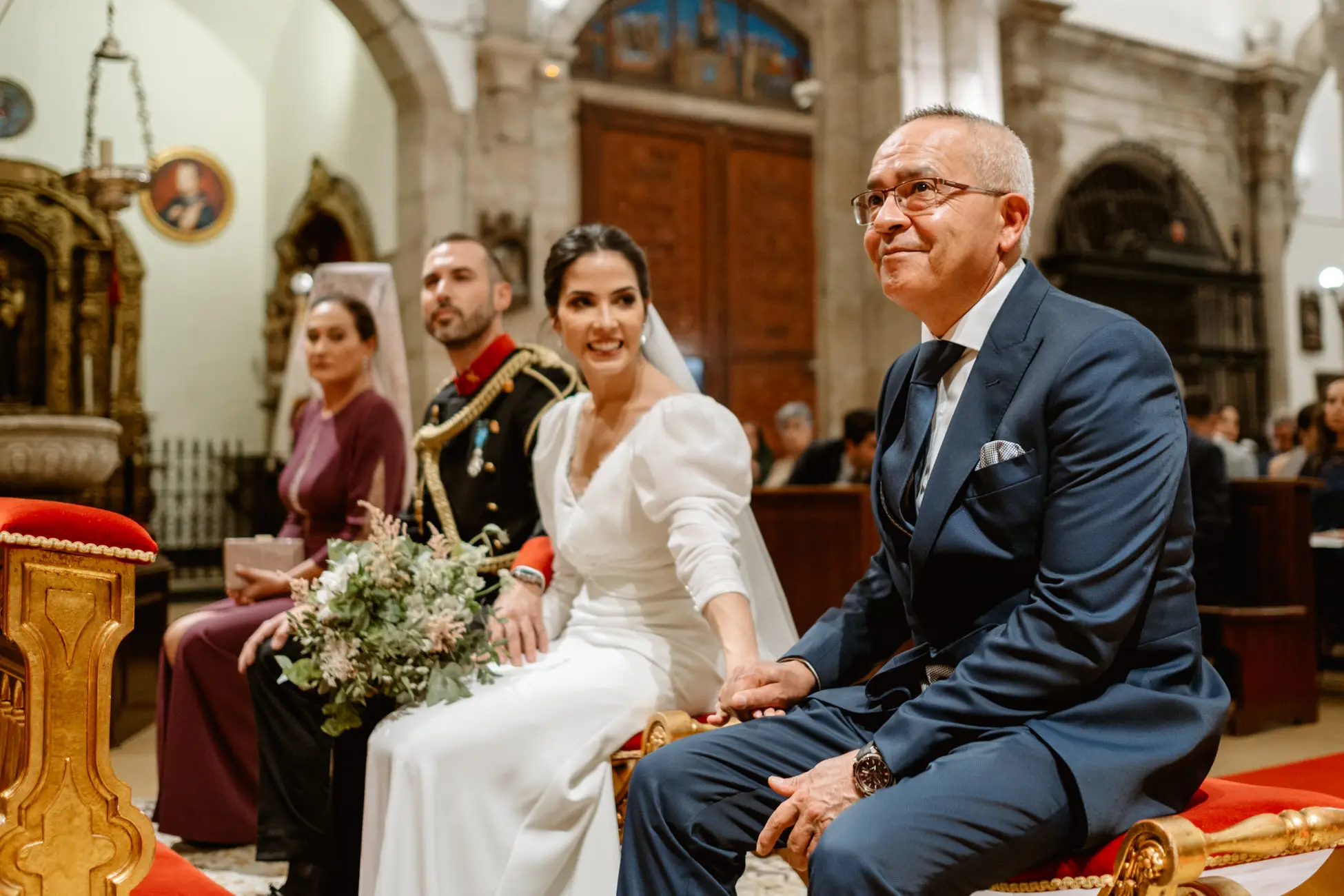 El padrino sonríe junto a la novia durante la ceremonia, en Mérida