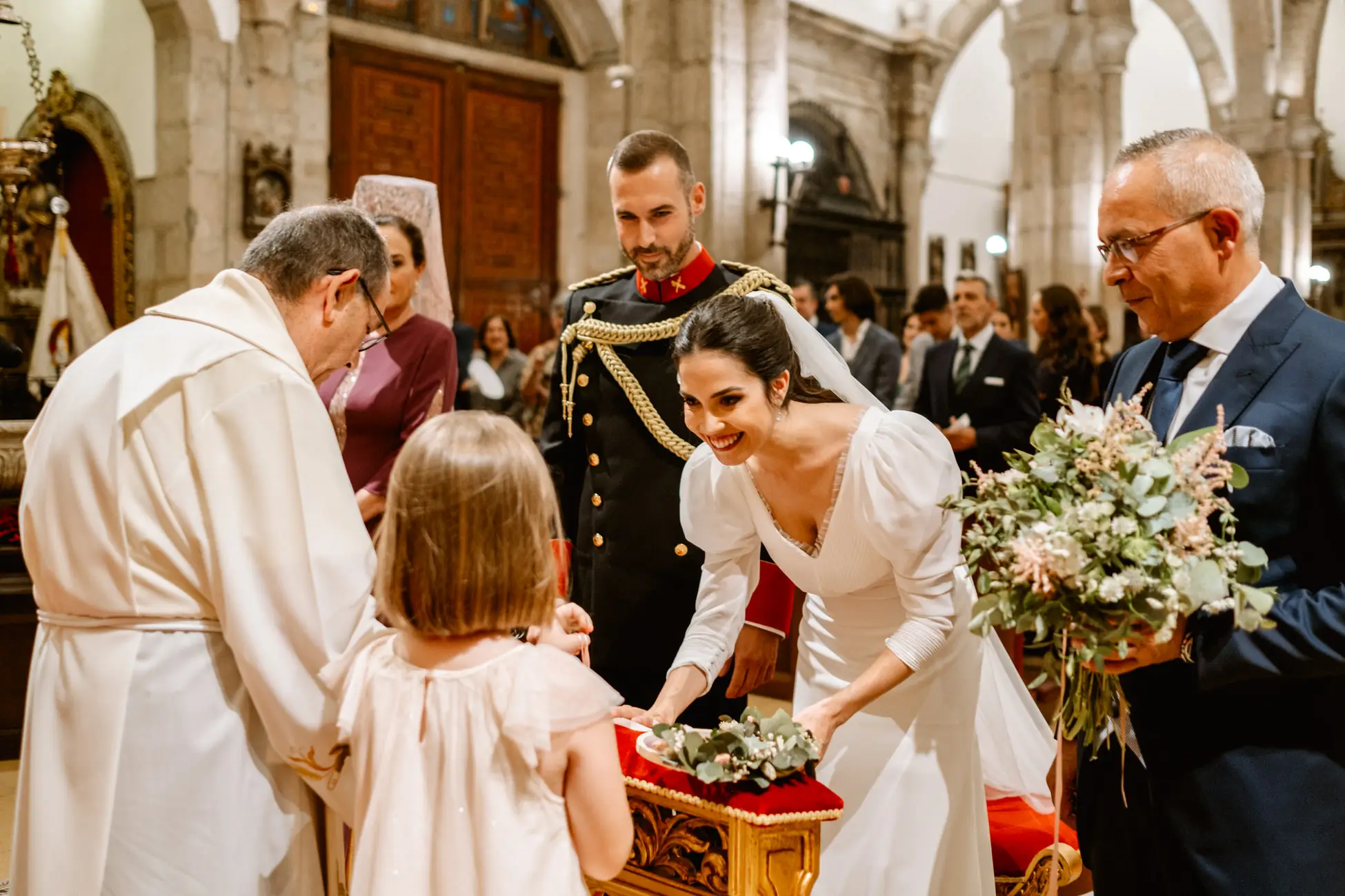 Una niña lleva los anillos a la novia en el altar, en Mérida