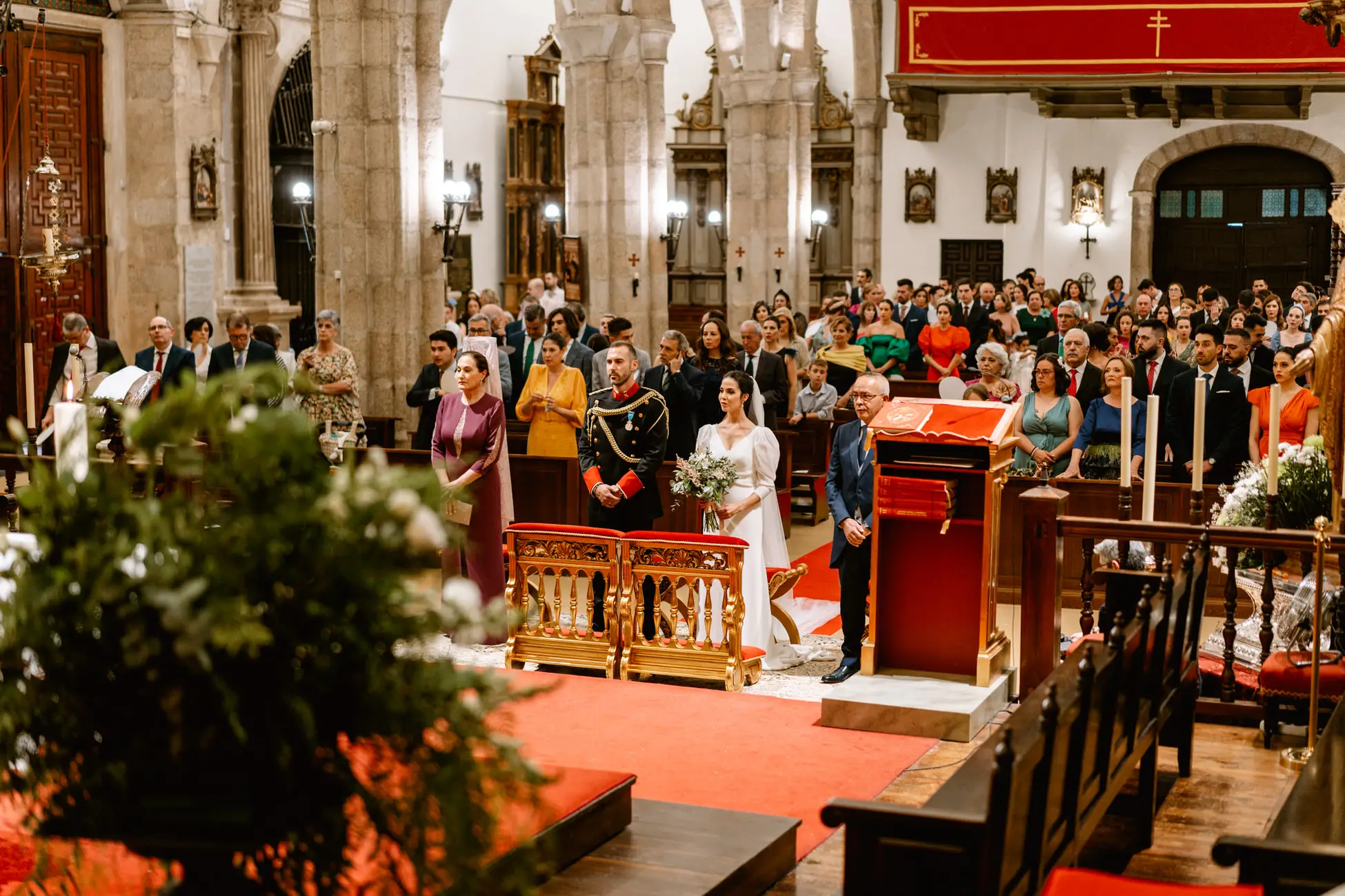 La iglesia llena de invitados durante la ceremonia, en Mérida