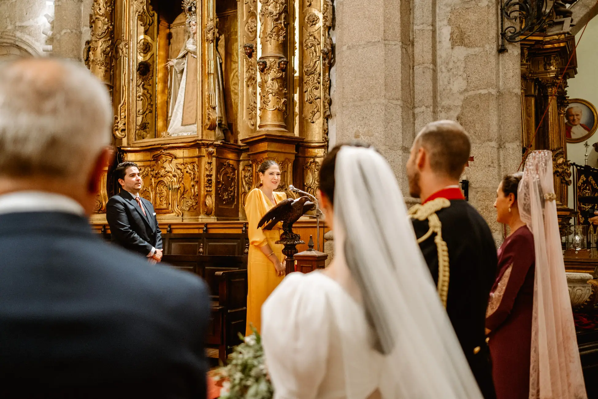 Una invitada lee en el ambón durante la ceremonia, en Mérida