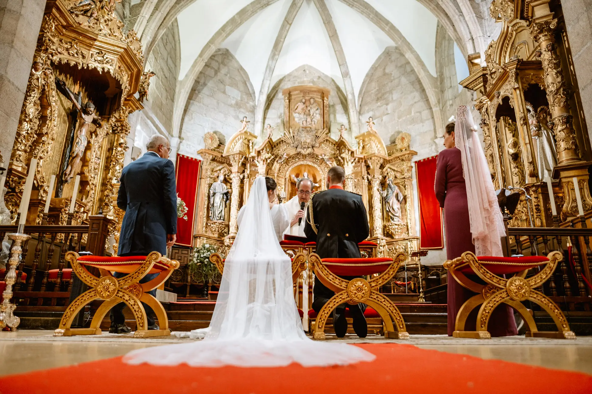 Los novios ante el altar mayor con el velo extendido, en Mérida