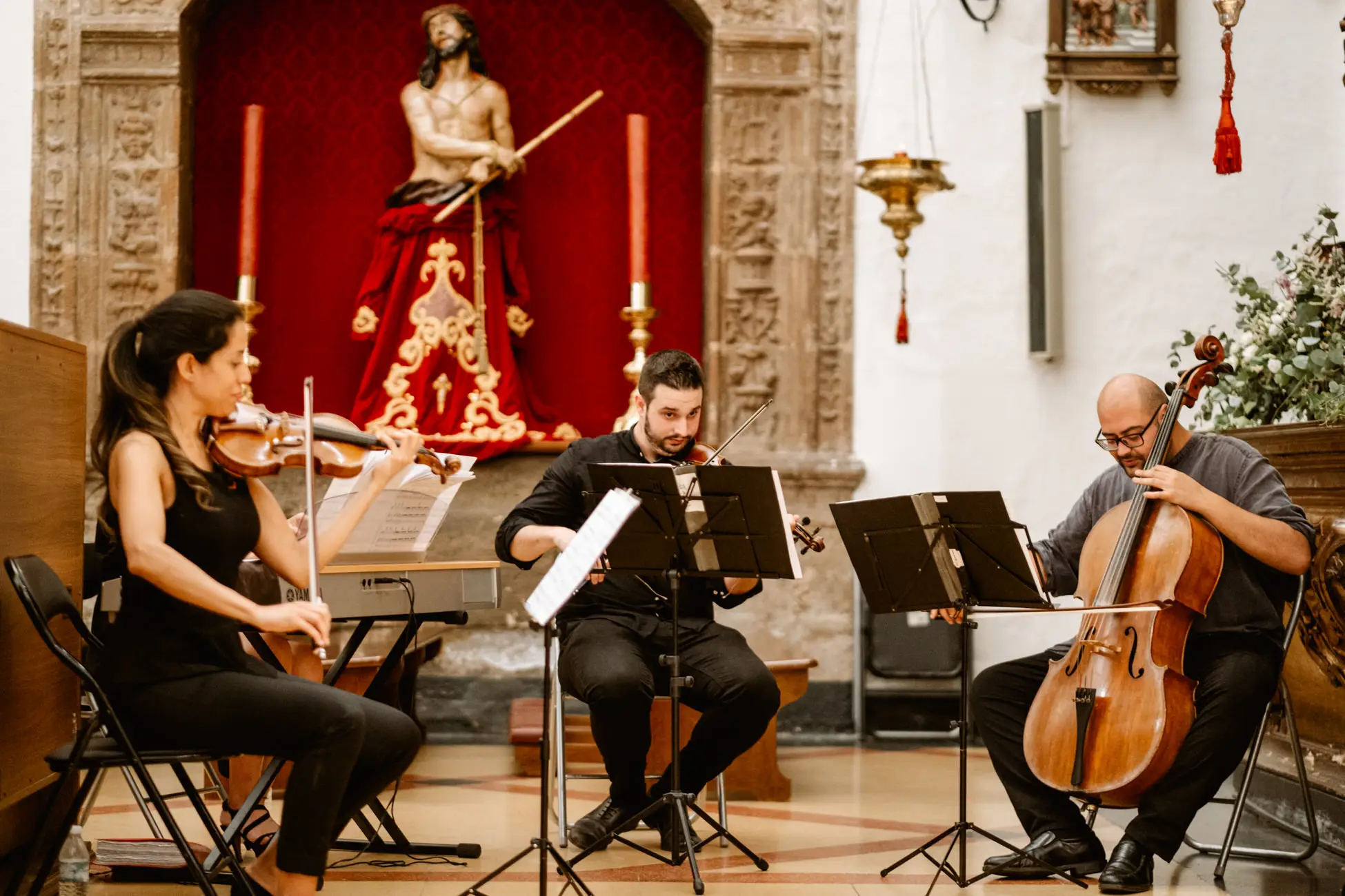 El trío de cuerda toca durante la ceremonia, en Mérida