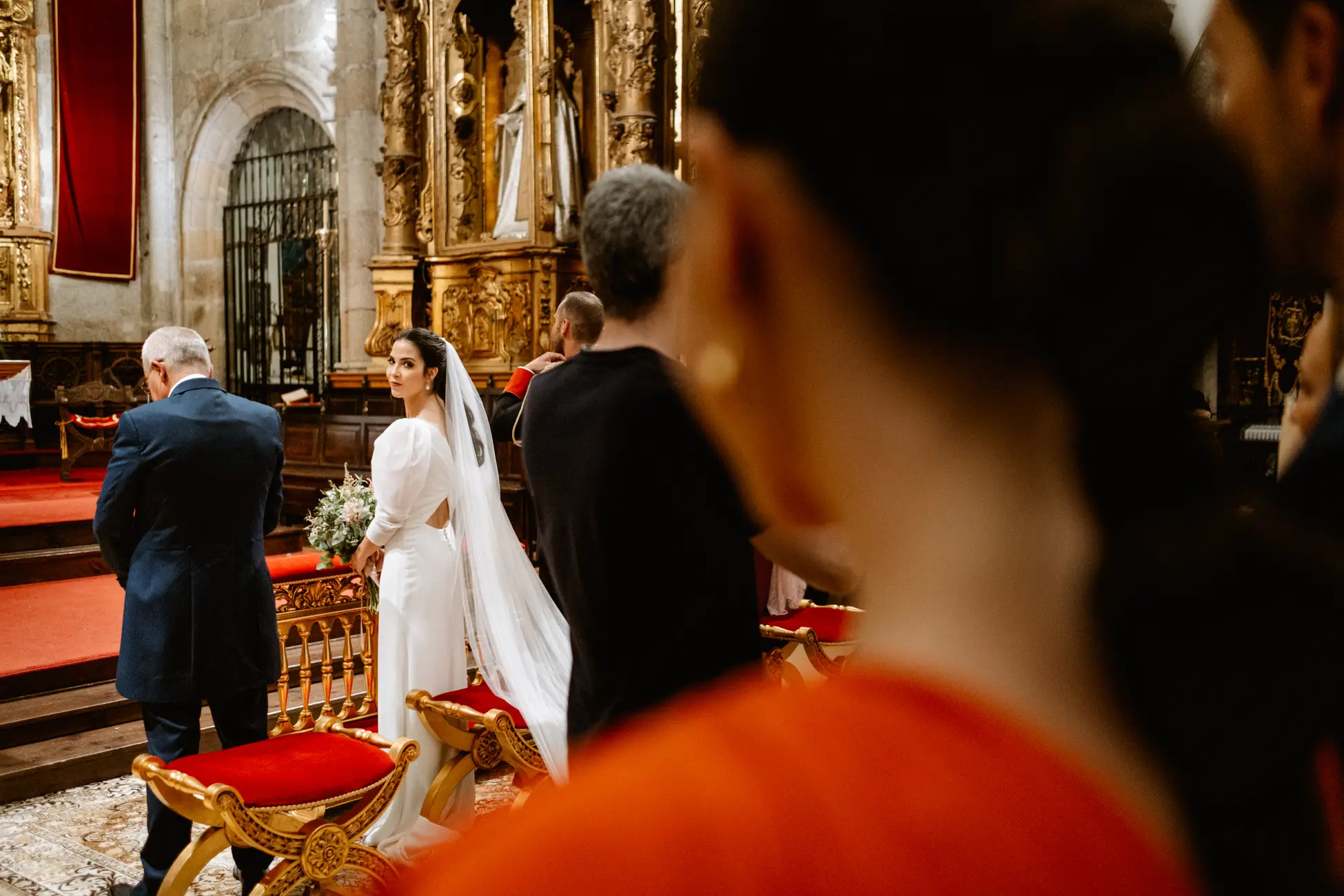 La novia en el altar, vista entre los invitados, en Mérida
