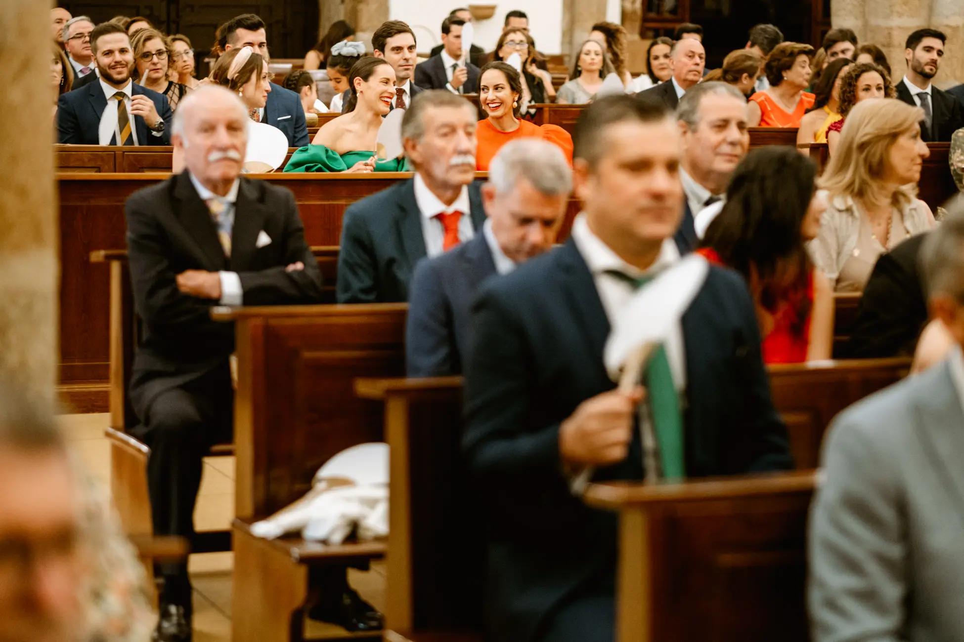 Los invitados en los bancos de la iglesia, en Mérida