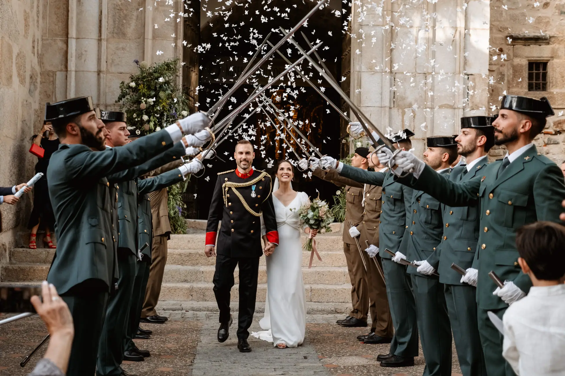 Los novios bajan la escalinata entre sables y pétalos, en Mérida