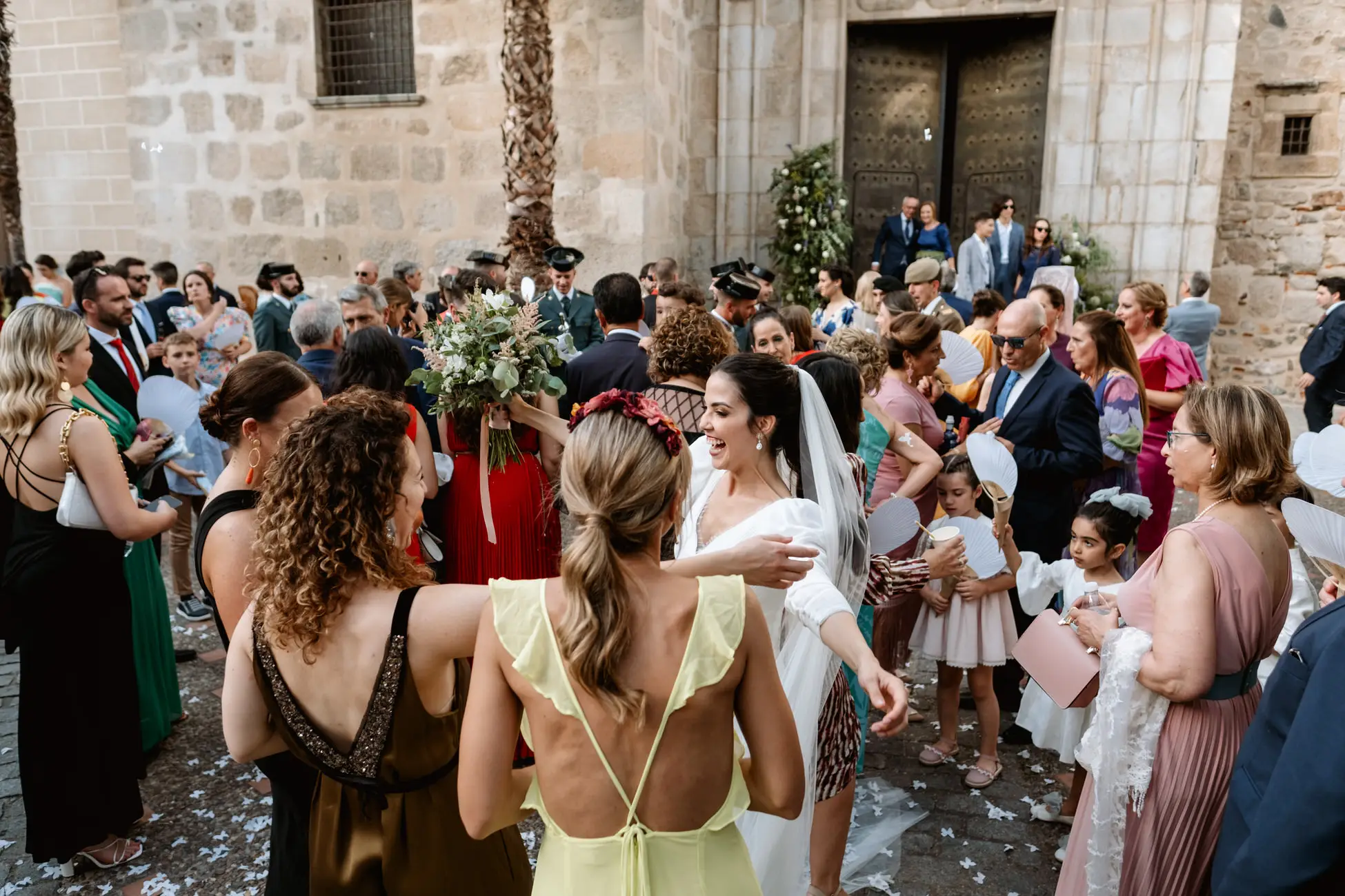 Las amigas felicitan a la novia a la salida de la iglesia, en Mérida