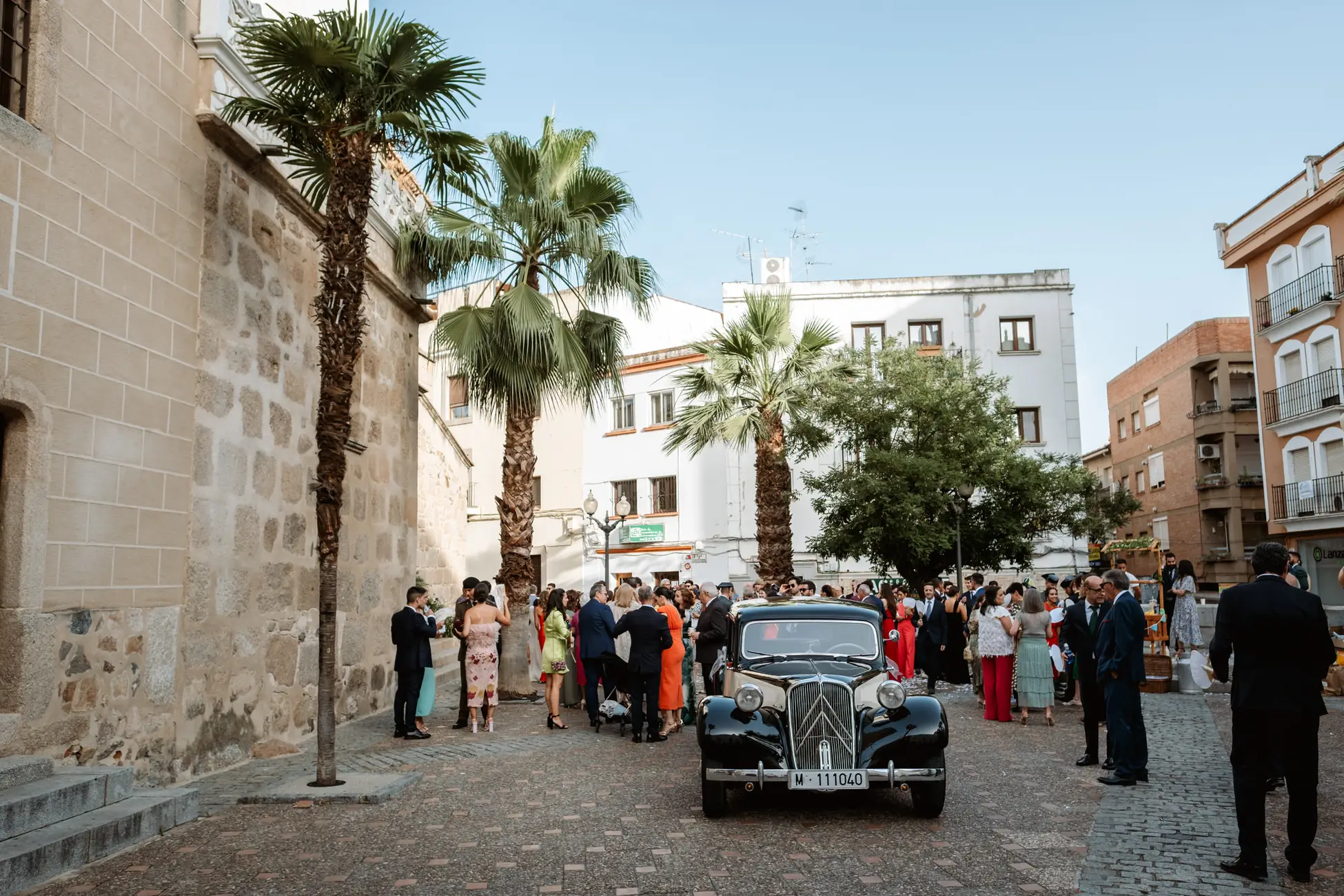 El coche clásico negro de los novios ante la iglesia, en Mérida