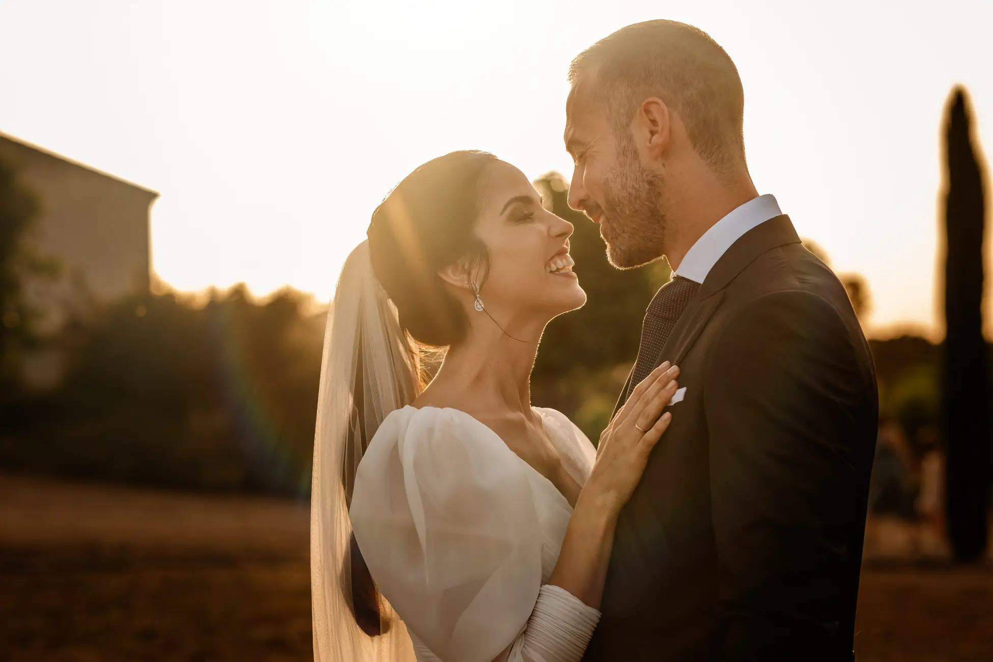Los novios frente a frente al atardecer en Bodega Valdealto