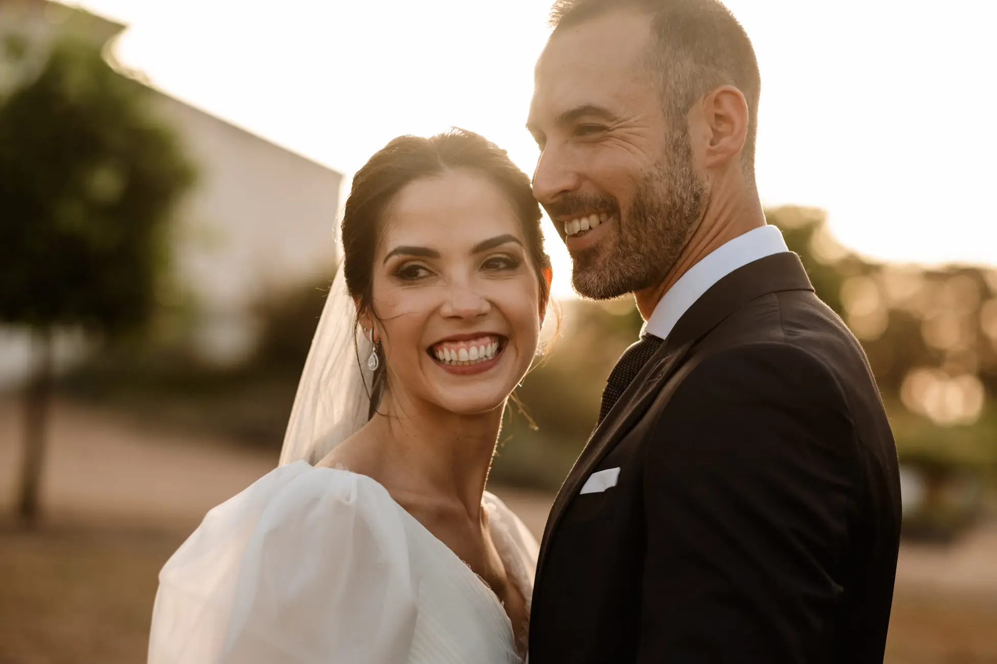 Los novios sonríen al atardecer en Bodega Valdealto