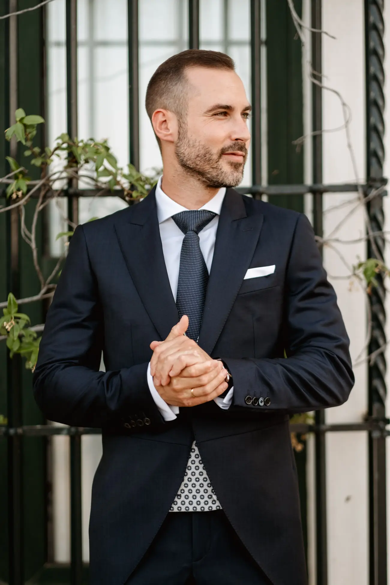 Retrato del novio, ya con traje, junto a una reja, en Mérida
