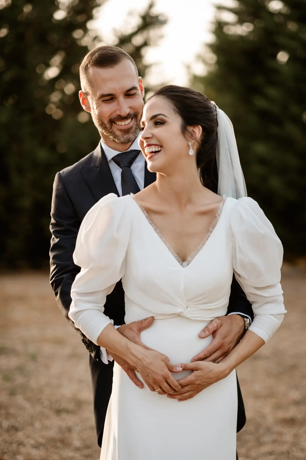 El novio abraza a la novia por detrás al atardecer, en Mérida