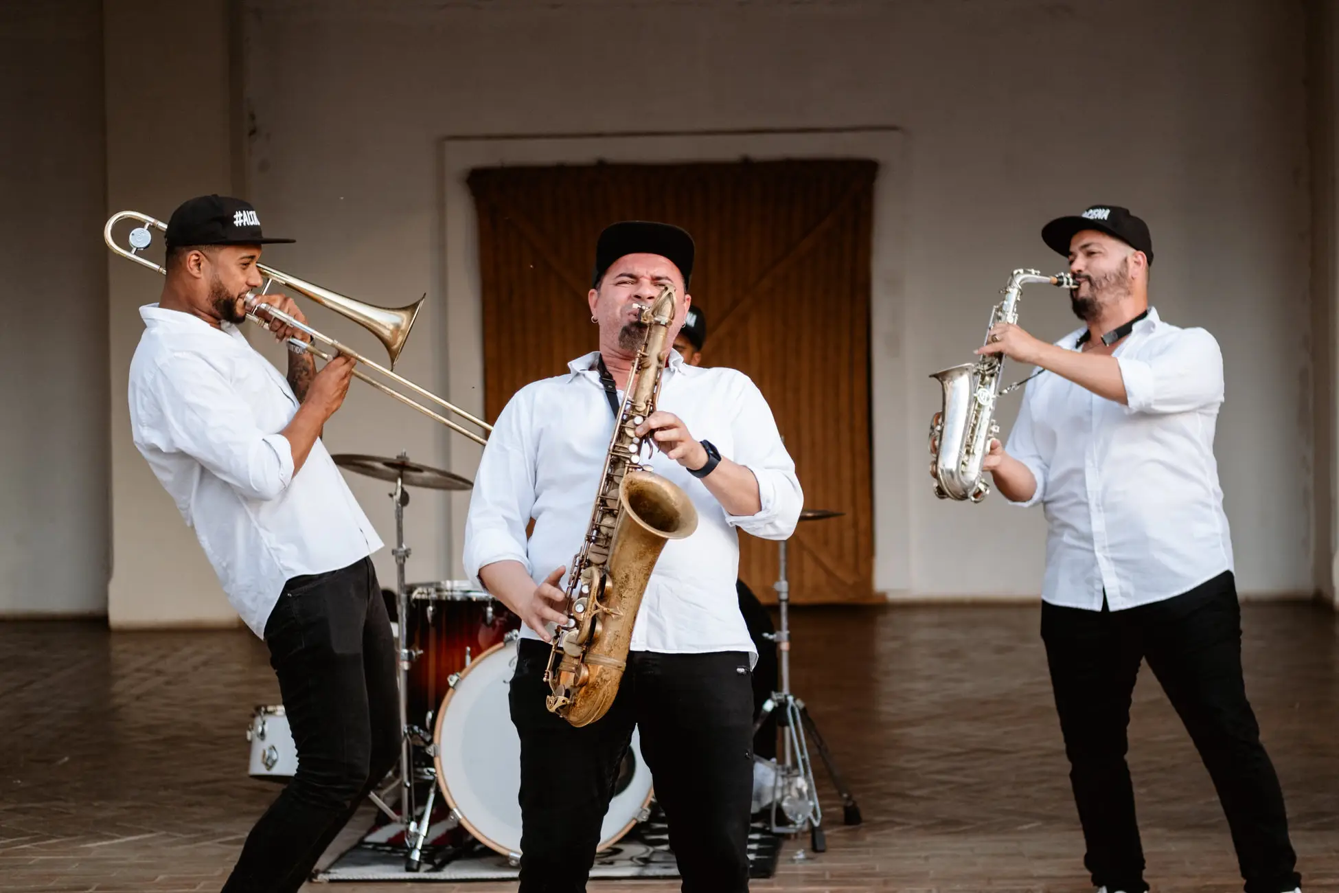 Saxofón, trombón y batería de Altacena en el escenario, en Mérida