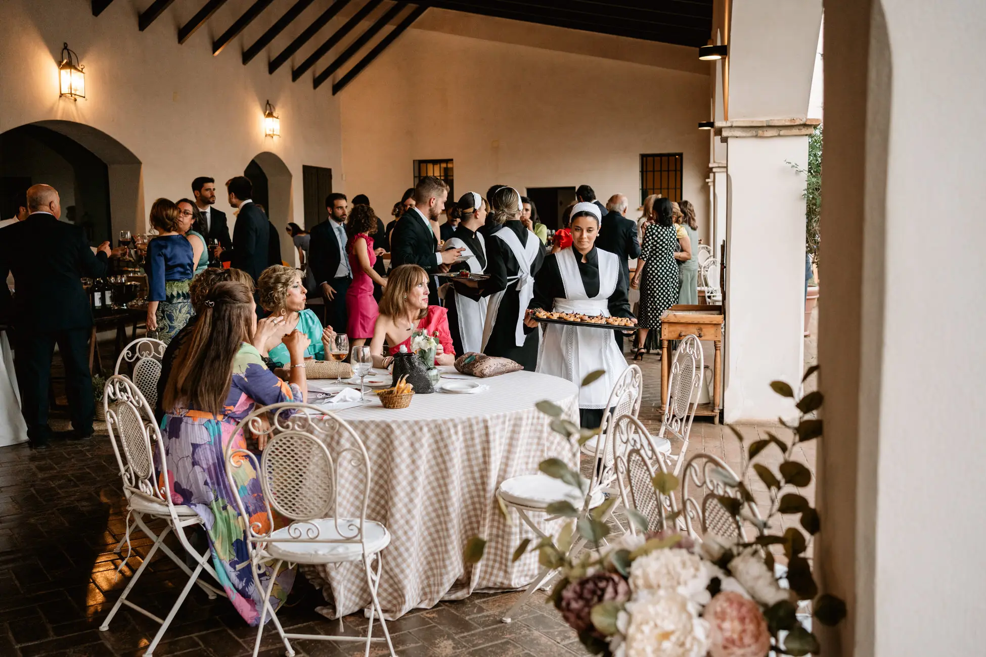 Los invitados en el cóctel, bajo los porches, en Mérida