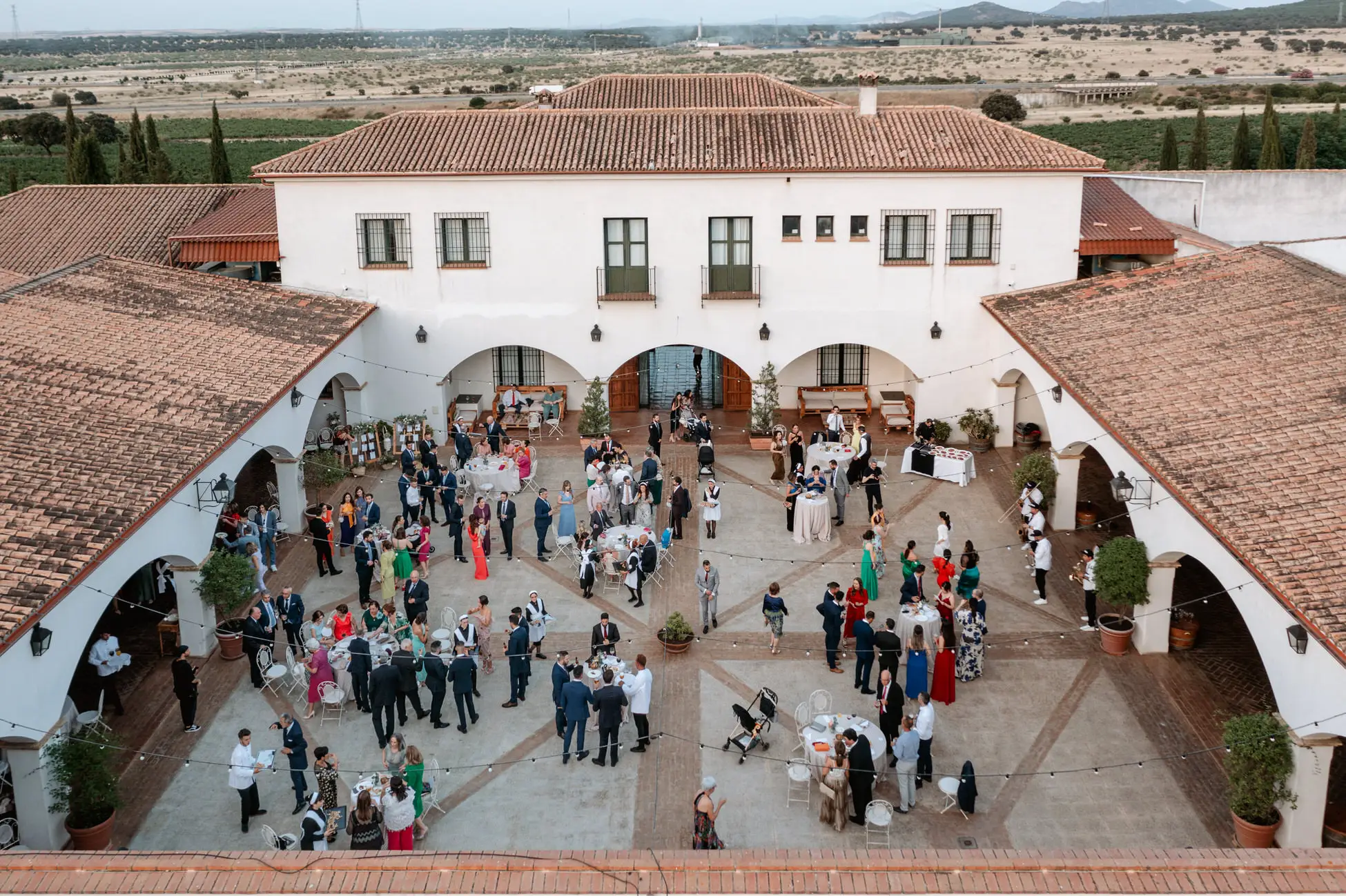El patio de Bodega Valdealto lleno de invitados, visto desde arriba