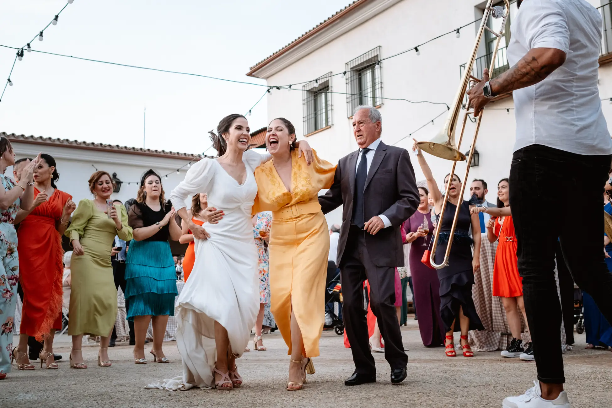 La novia baila con sus amigas y los músicos en el patio, en Mérida
