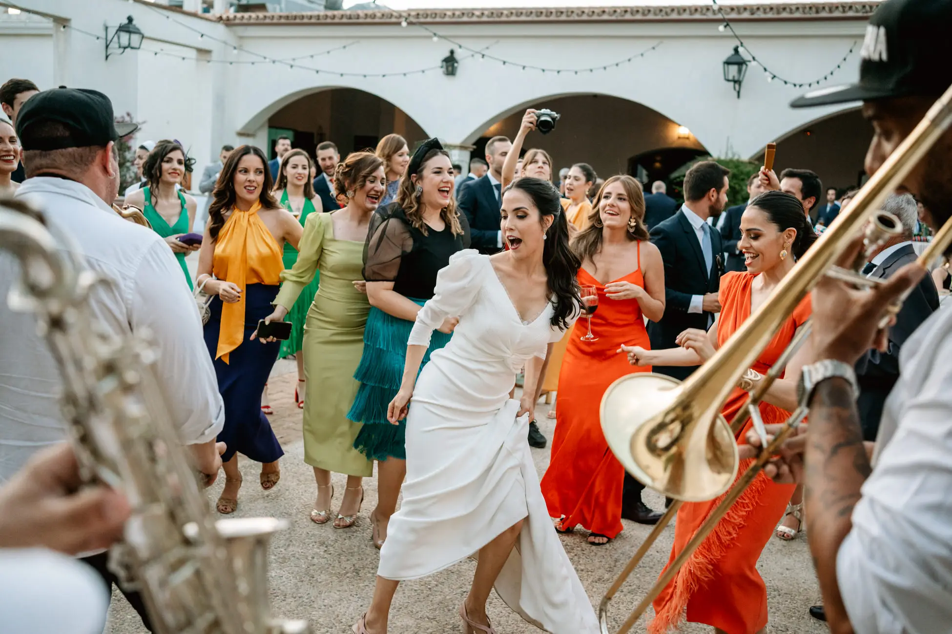 La novia baila entre los invitados y el trombón de Altacena, en Mérida