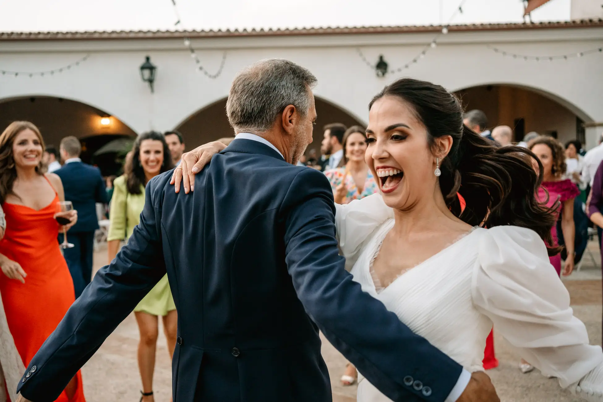 La novia baila con un invitado en el patio de la bodega, en Mérida