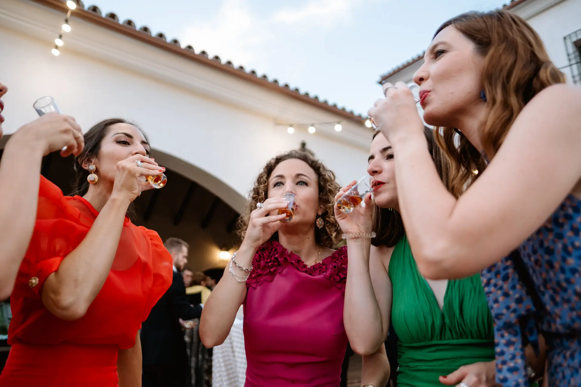 Las amigas brindan con chupitos en el patio, en Mérida