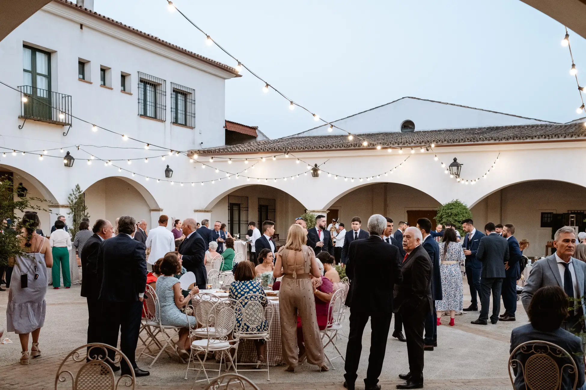 Los invitados en el patio de Bodega Valdealto al caer la tarde