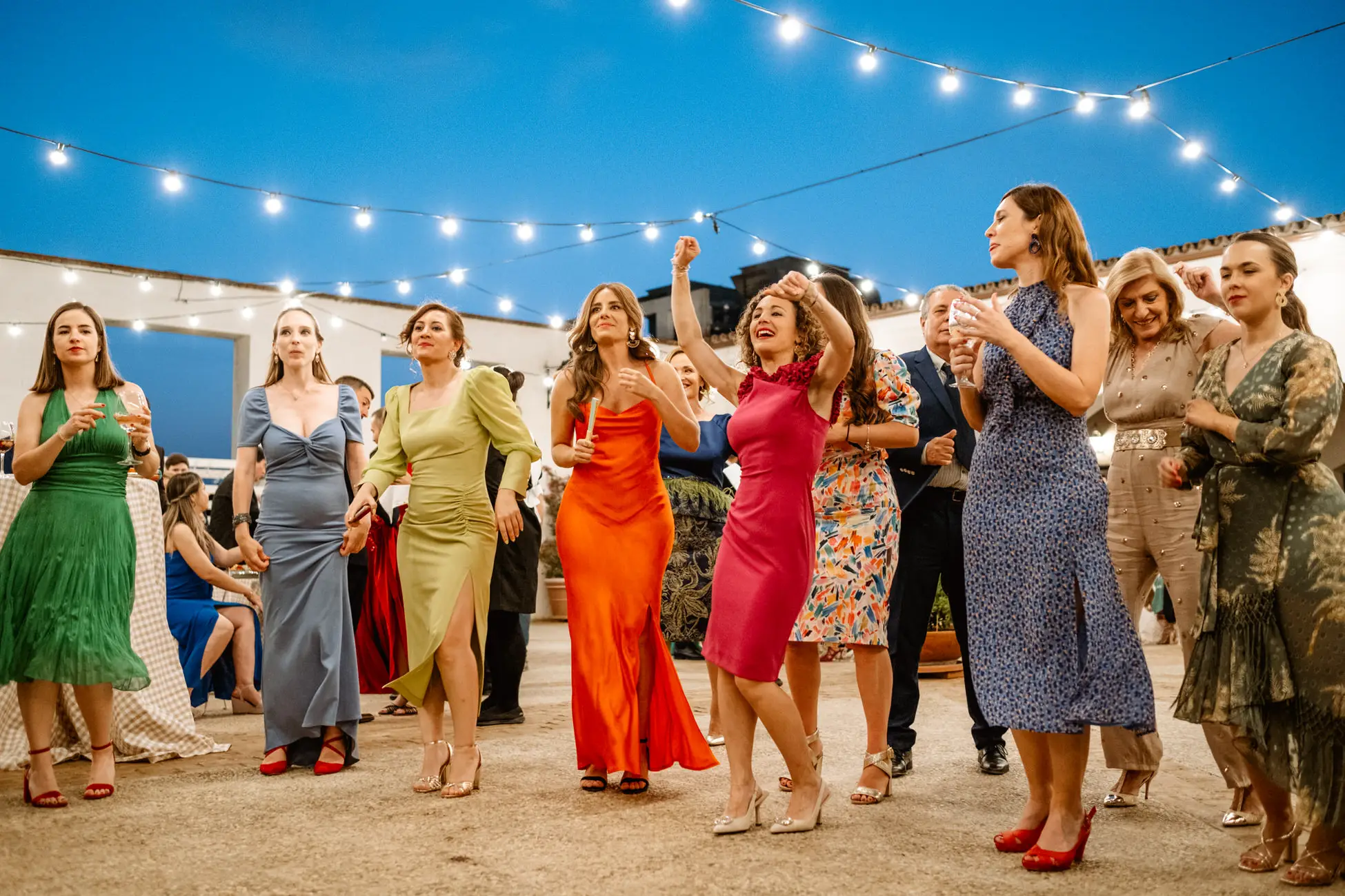 Las invitadas bailan bajo las guirnaldas de luces, en Mérida
