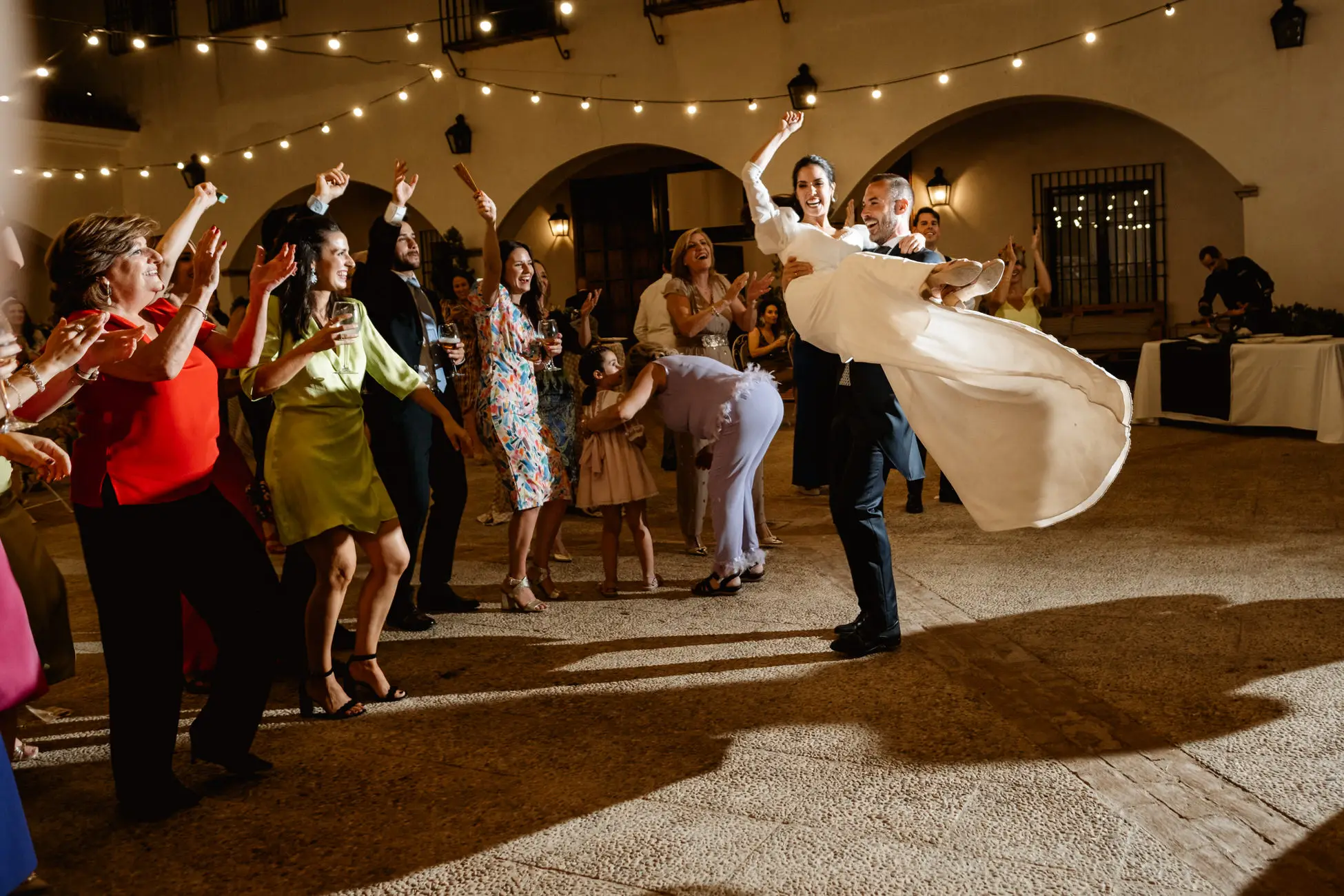 Los invitados levantan a la novia en el patio, en Mérida