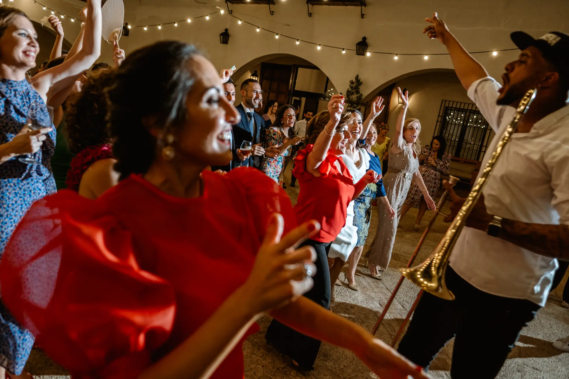Una invitada baila junto al trombonista de Altacena, en Mérida