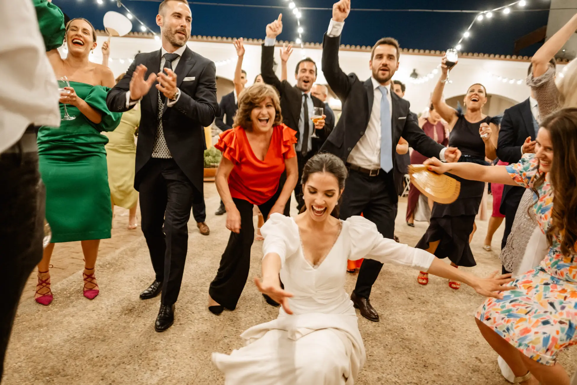 La novia baila con los invitados en el patio, en Mérida