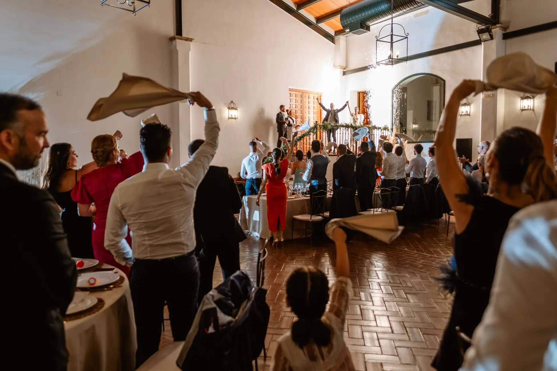 Los invitados agitan servilletas en el salón del banquete, en Mérida