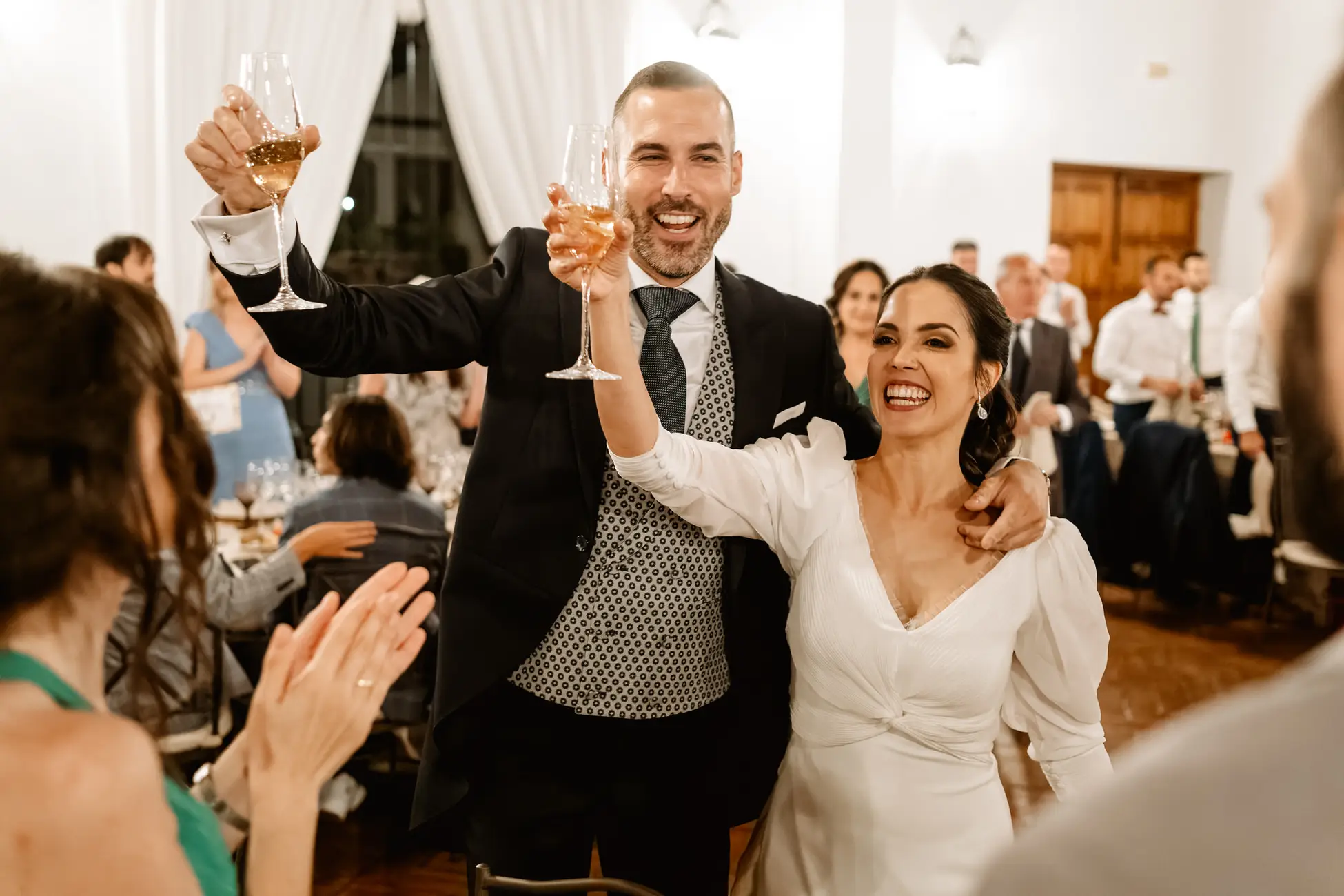 Los novios brindan entre los invitados en el salón, en Mérida