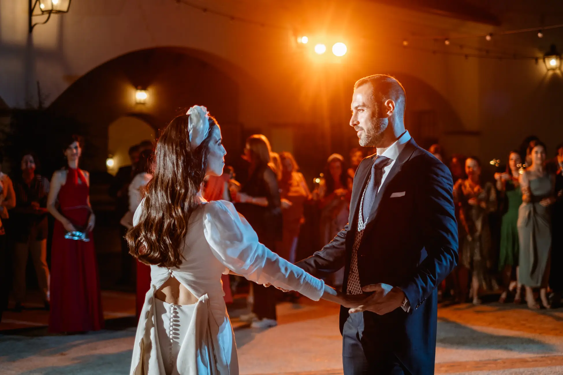 Primer baile de los novios en el patio de noche, en Mérida