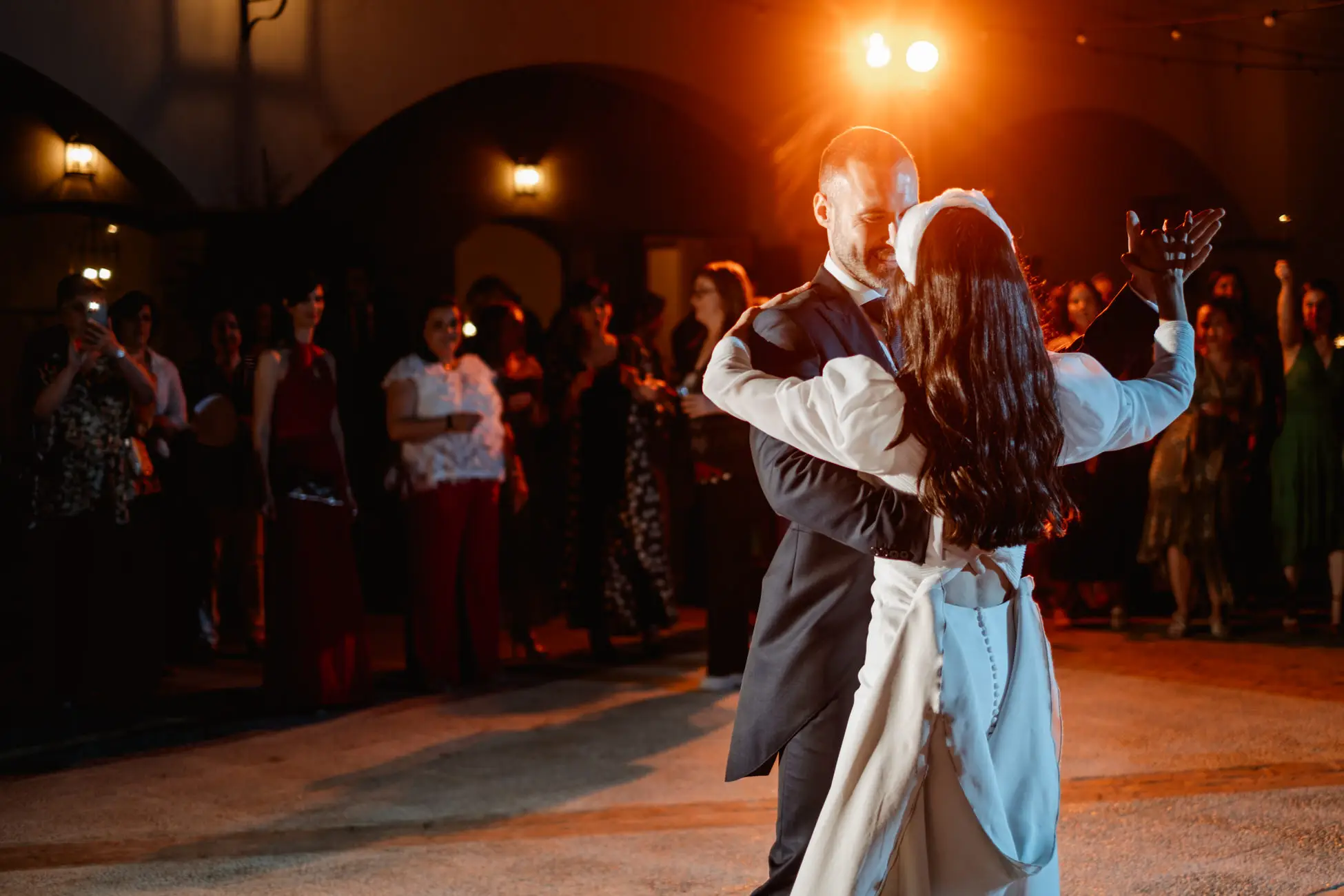 El novio sujeta a la novia durante el primer baile, en Mérida