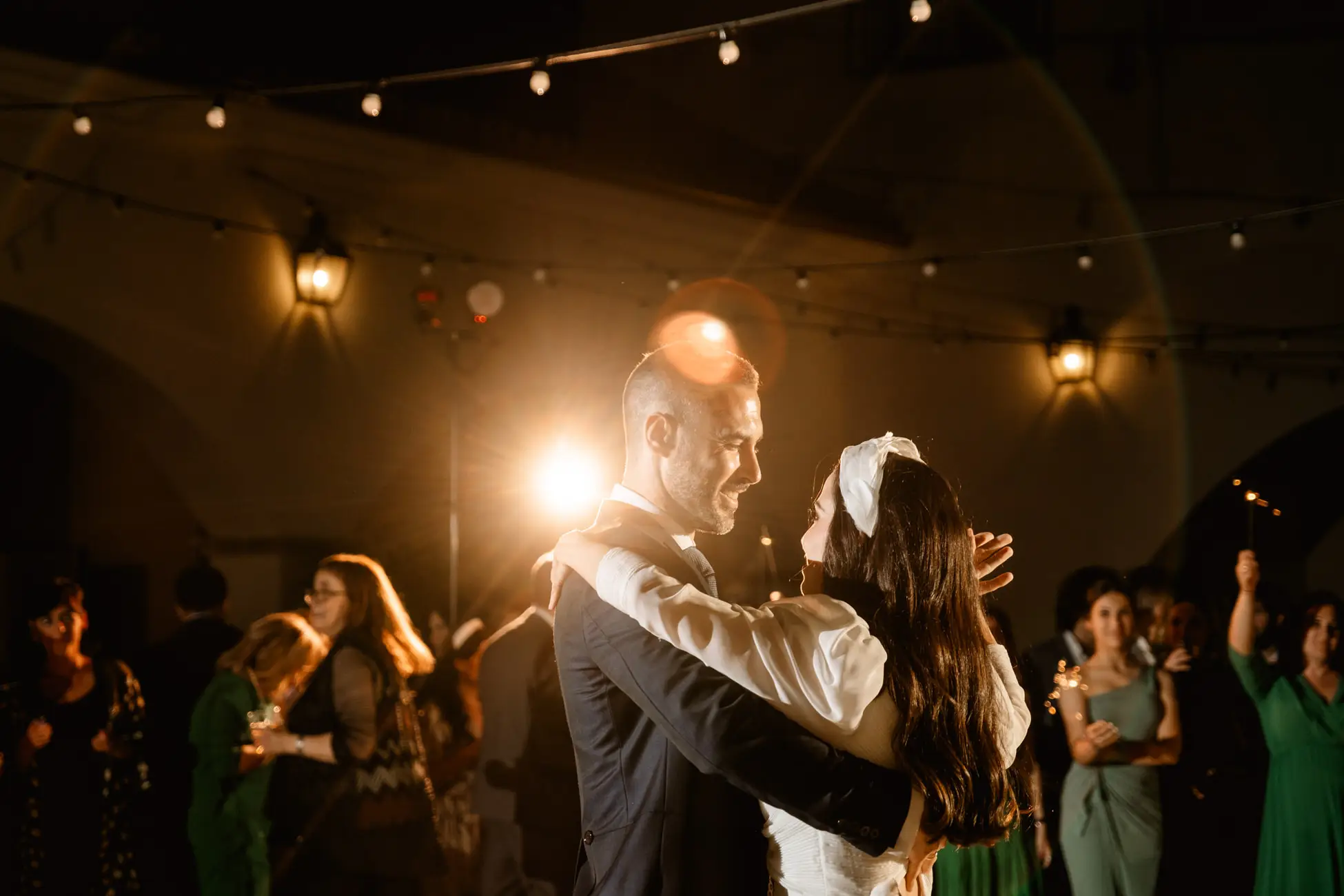 Los novios bailan abrazados en el patio, en Mérida