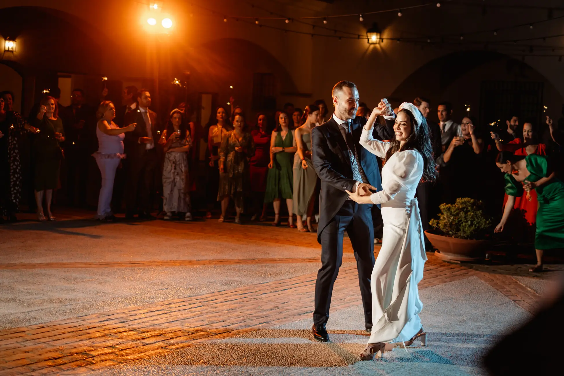 Los novios bailan rodeados de invitados en el patio, en Mérida