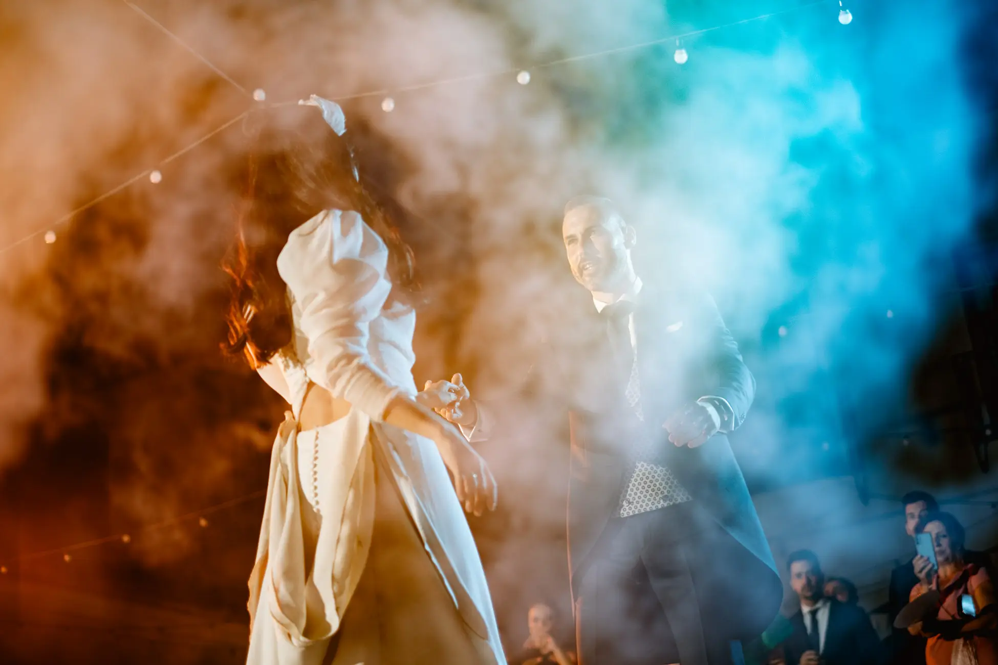 La novia baila entre humo de colores, en Mérida