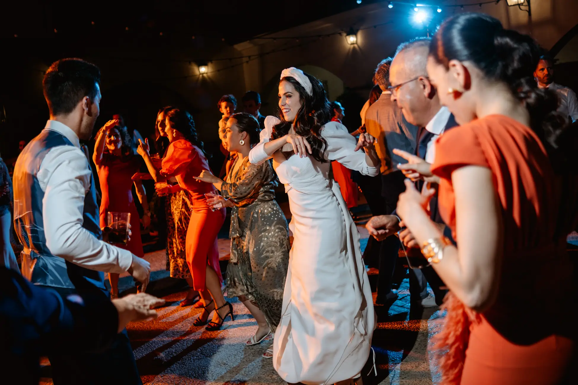 La novia baila con los invitados en la fiesta, en Mérida