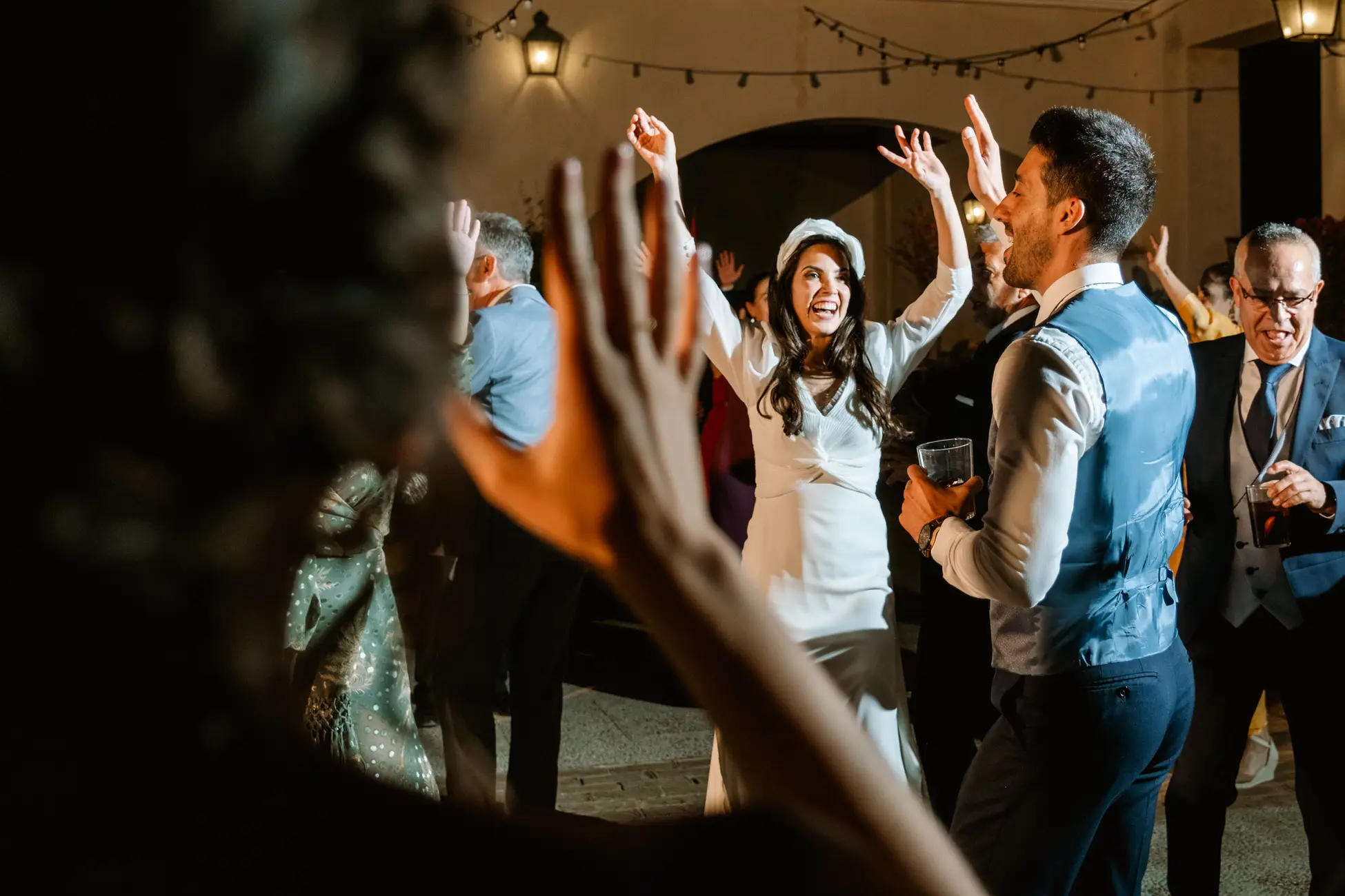 La novia baila con el novio y sus amigos, en Mérida