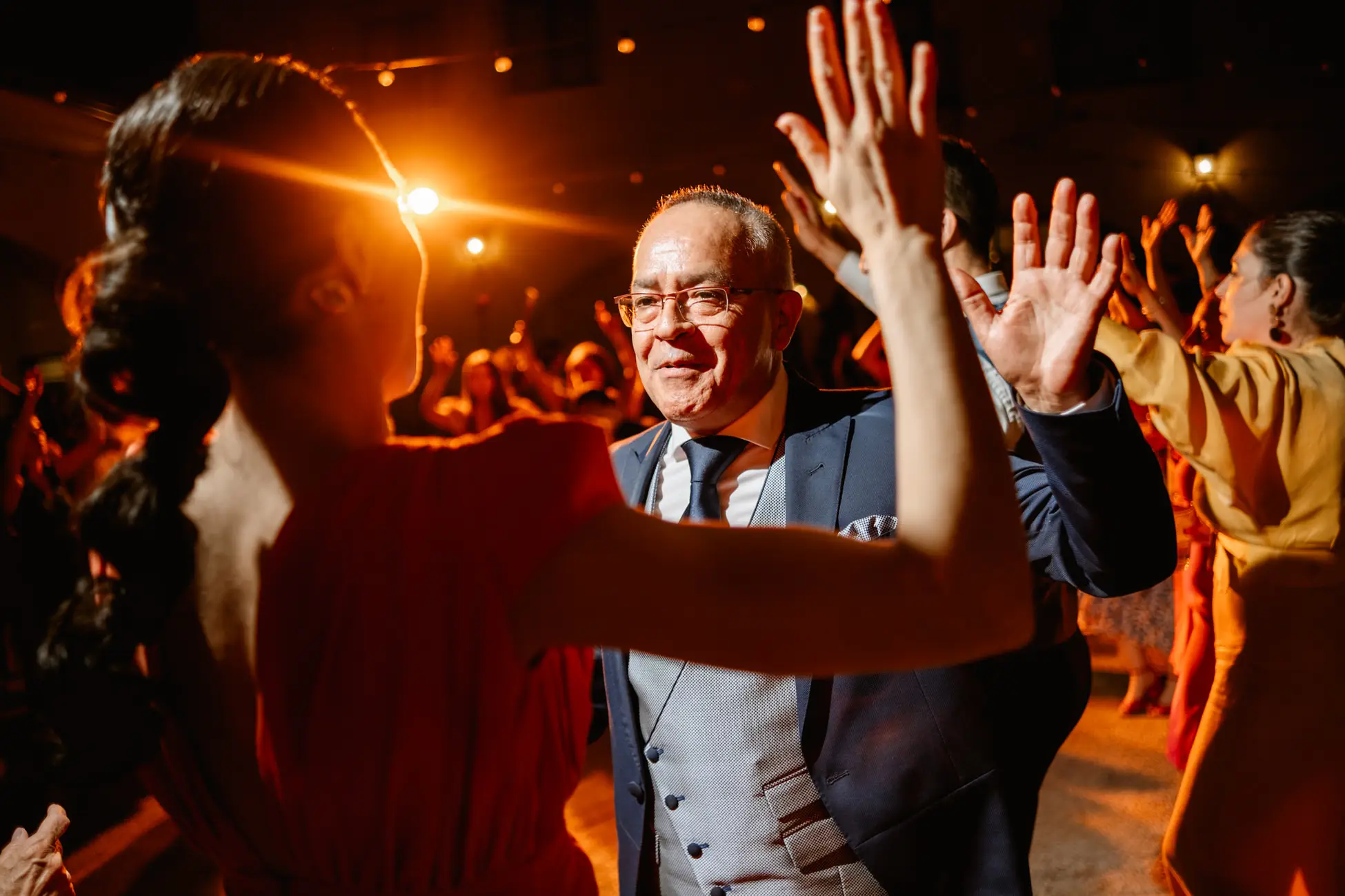 Un invitado baila con las manos en alto en la fiesta, en Mérida