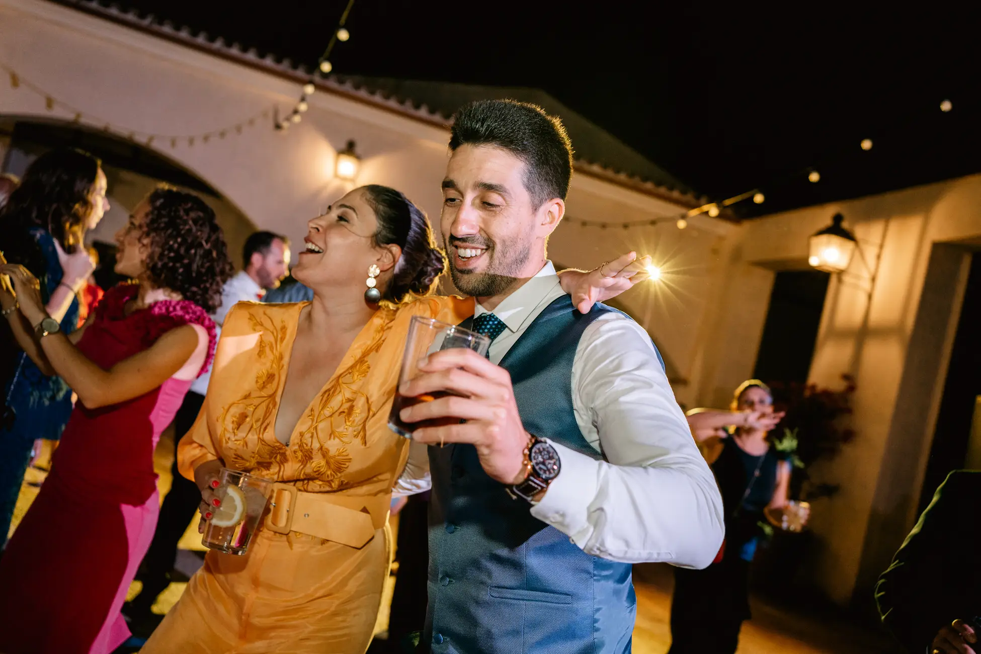 Una invitada y un amigo del novio bailan en la fiesta, en Mérida