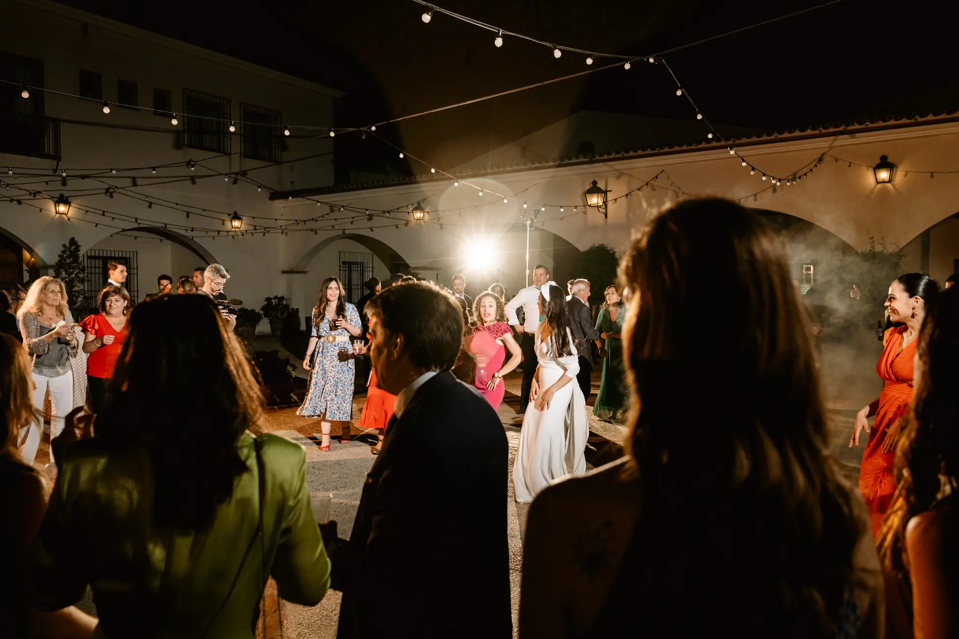 La pista de baile de noche en el patio de Bodega Valdealto